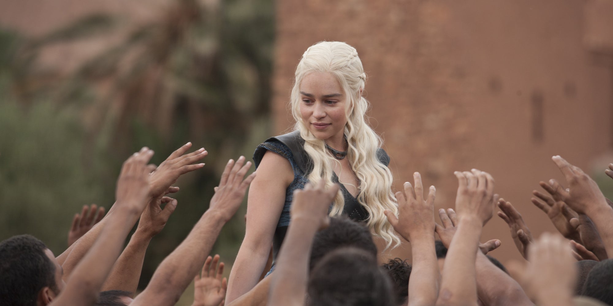 Description : Daenerys Targaryen en plein bain de foule dans Game of Thrones.