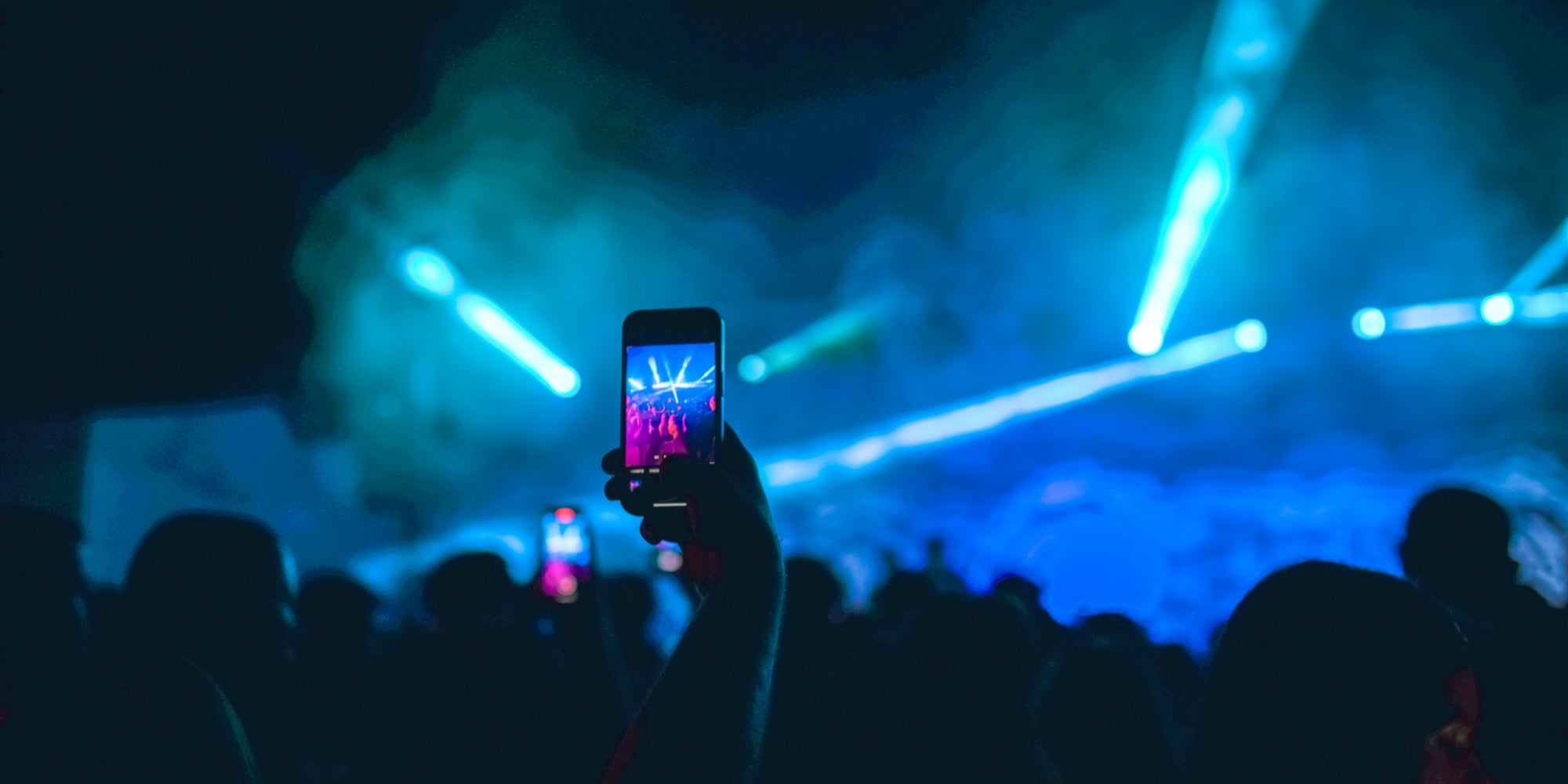 Peu de personnes le savent, mais les lasers des concert et festivals représentent un vrai danger pour vos appareils