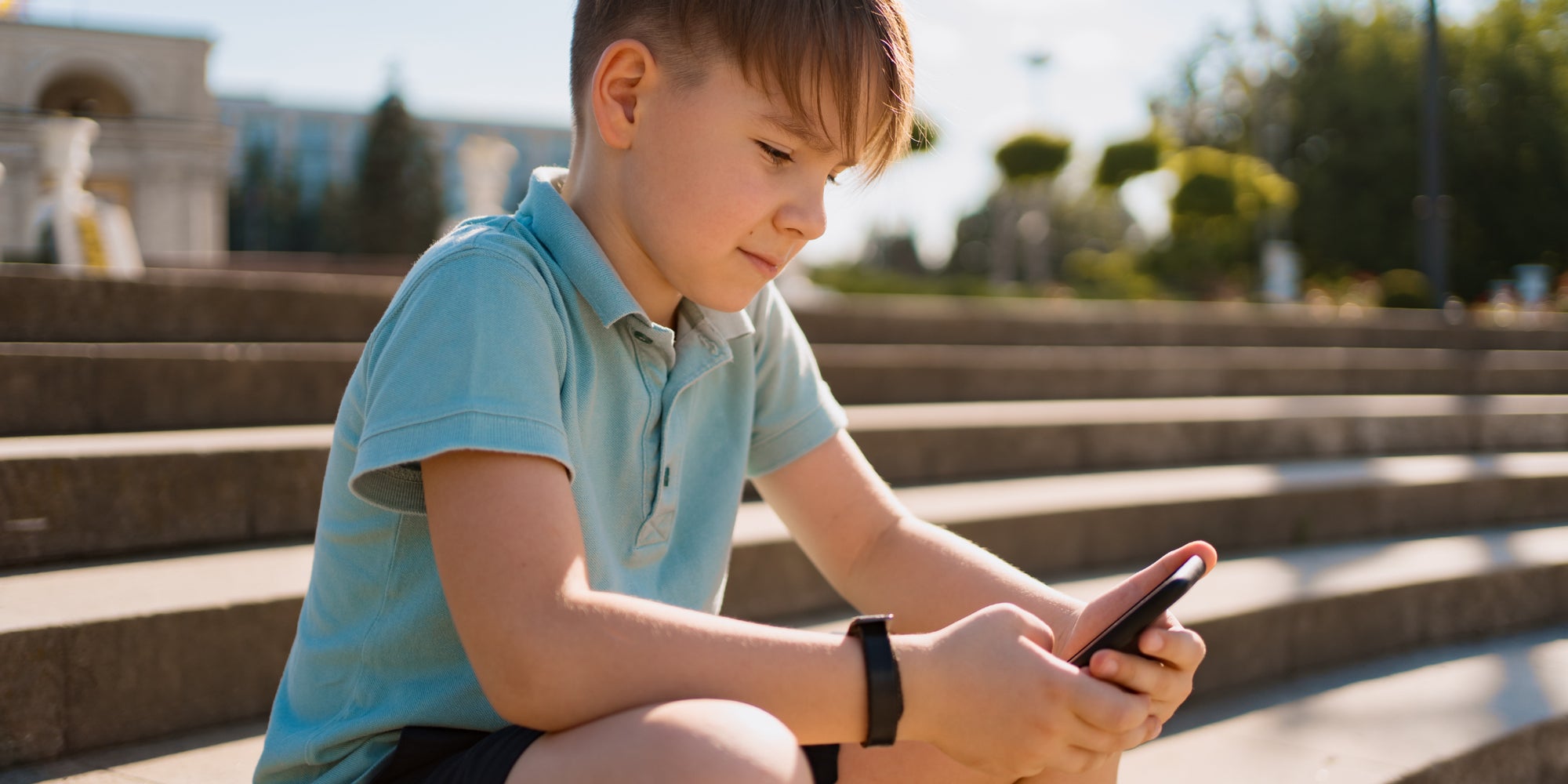 En grandissant votre enfant va vouloir s'émanciper numériquement, voici comment lui proposer ses premiers objets connectés.