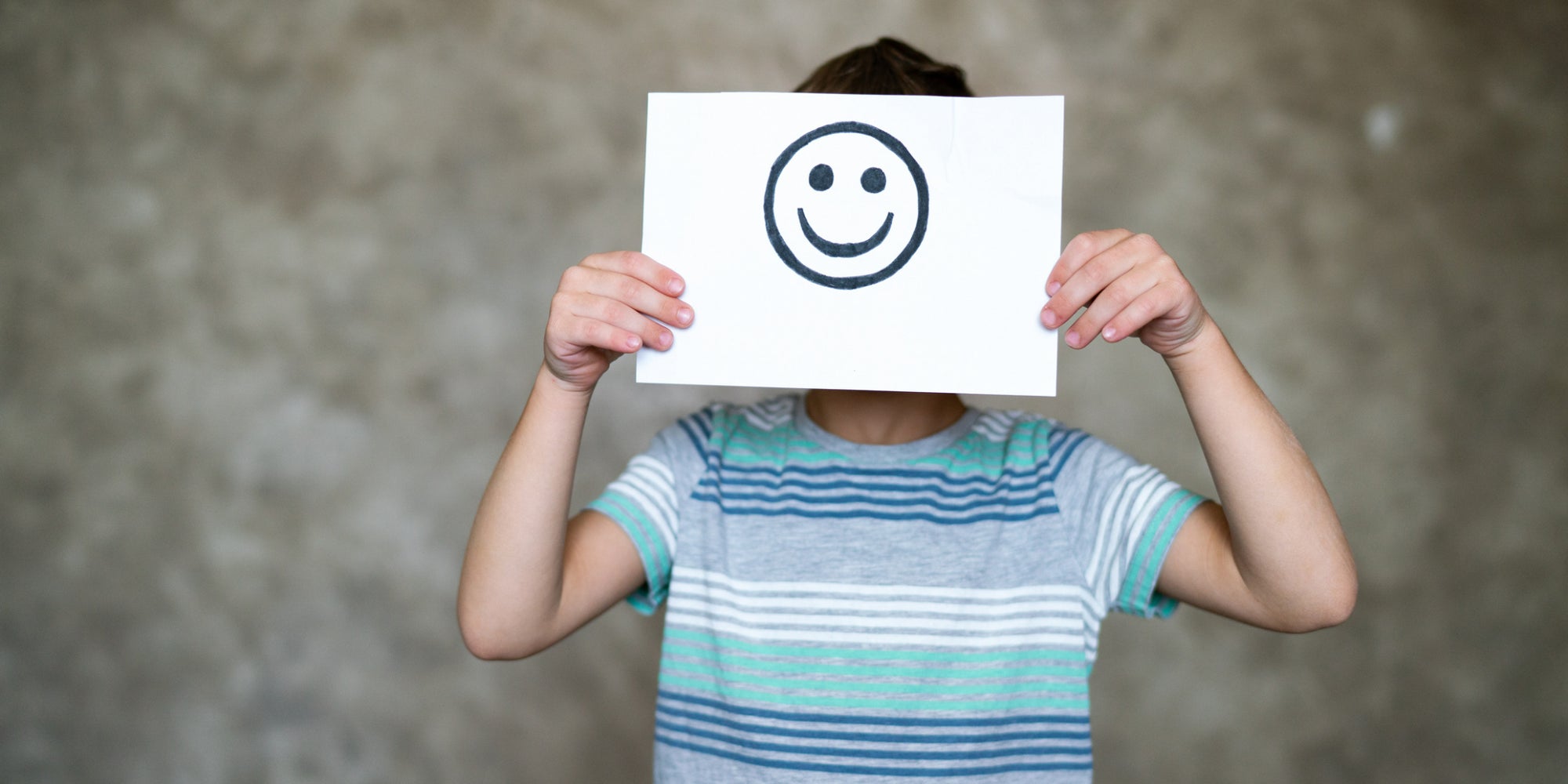 Cacher le visage de son enfant avec un emoji ne suffit plus aujourd'hui, alors peut-on vraiment publier des photos de nos enfants sur les réseaux ? 