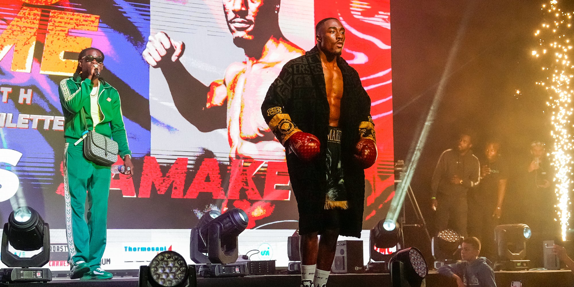 Gazo (au second plan) et le boxeur Bakary Samake (au premier plan) sont attendus à Paris La Défense Arena le 18 avril prochain.