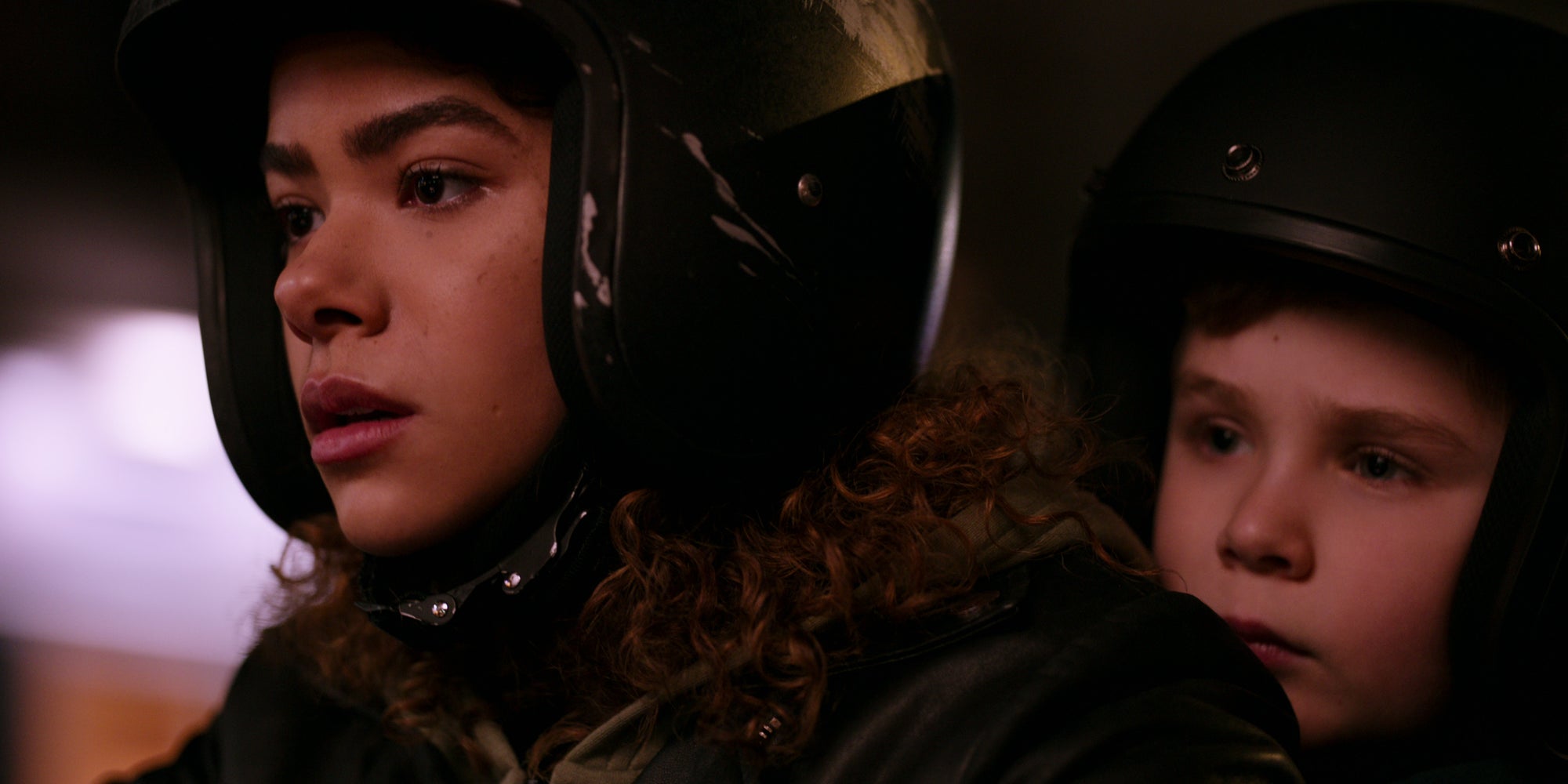 Ginny (Antonia Gentry) et Austin (Diesel La Torraca) prennent la fuite dans le dernier épisode de la saison 1 de Ginny & Georgia.