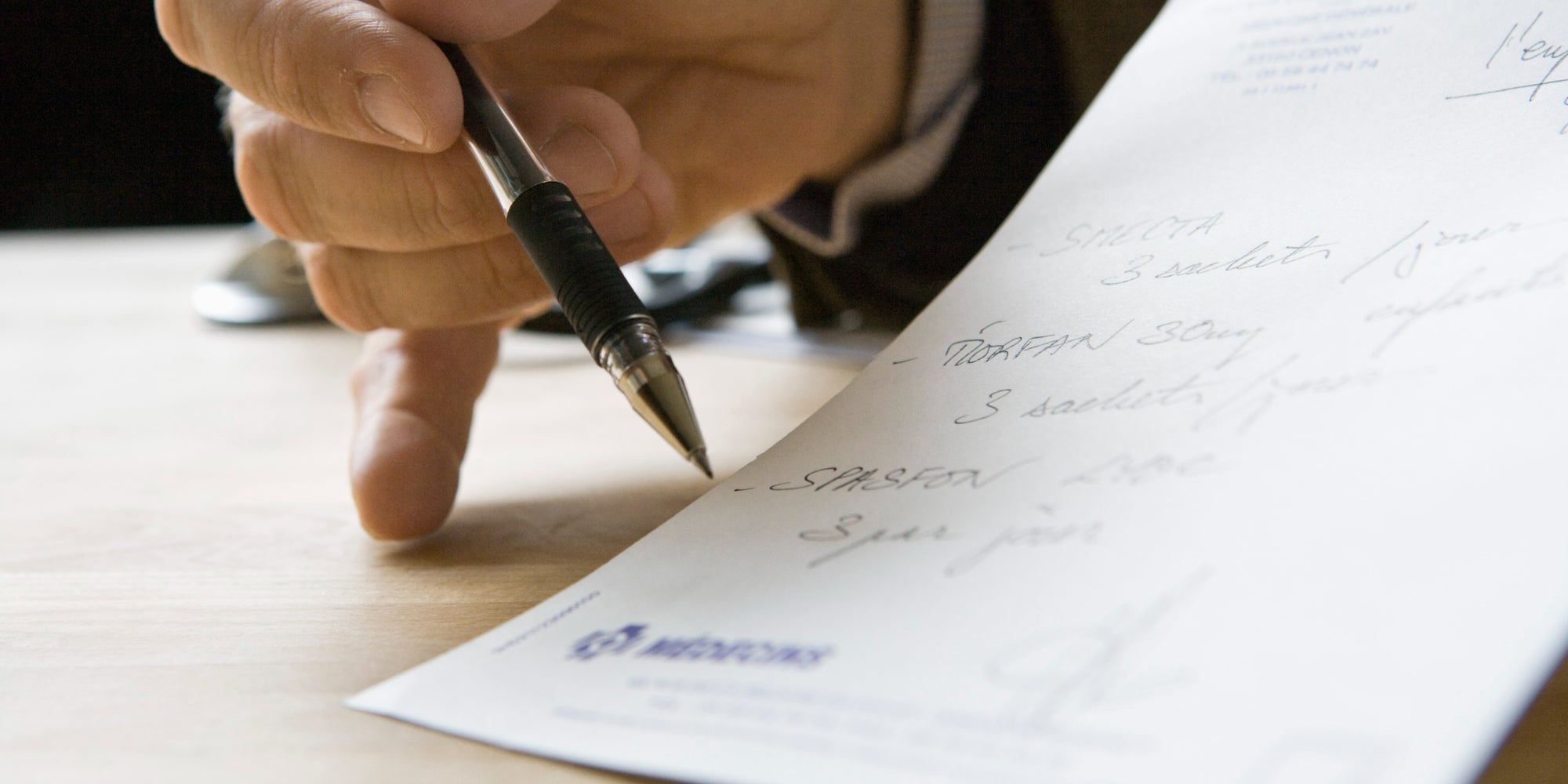 Google développe une fonctionnalité Google Lens permettant de déchiffrer l'écriture illisible des médecins sur les ordonnances