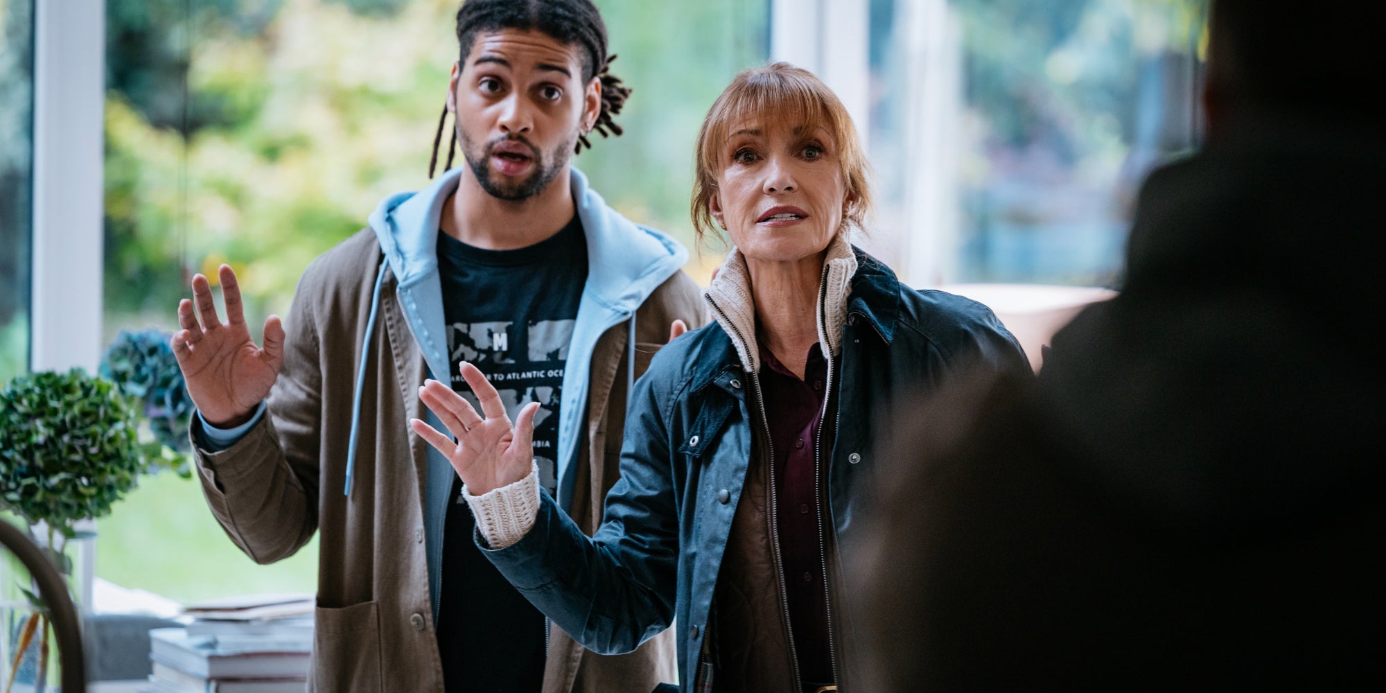 Fergus (Rohan Nedd) et Harry (Jayne Seymour) mènent l'enquête dans la nouvelle saison de la série "Harry Wild".
