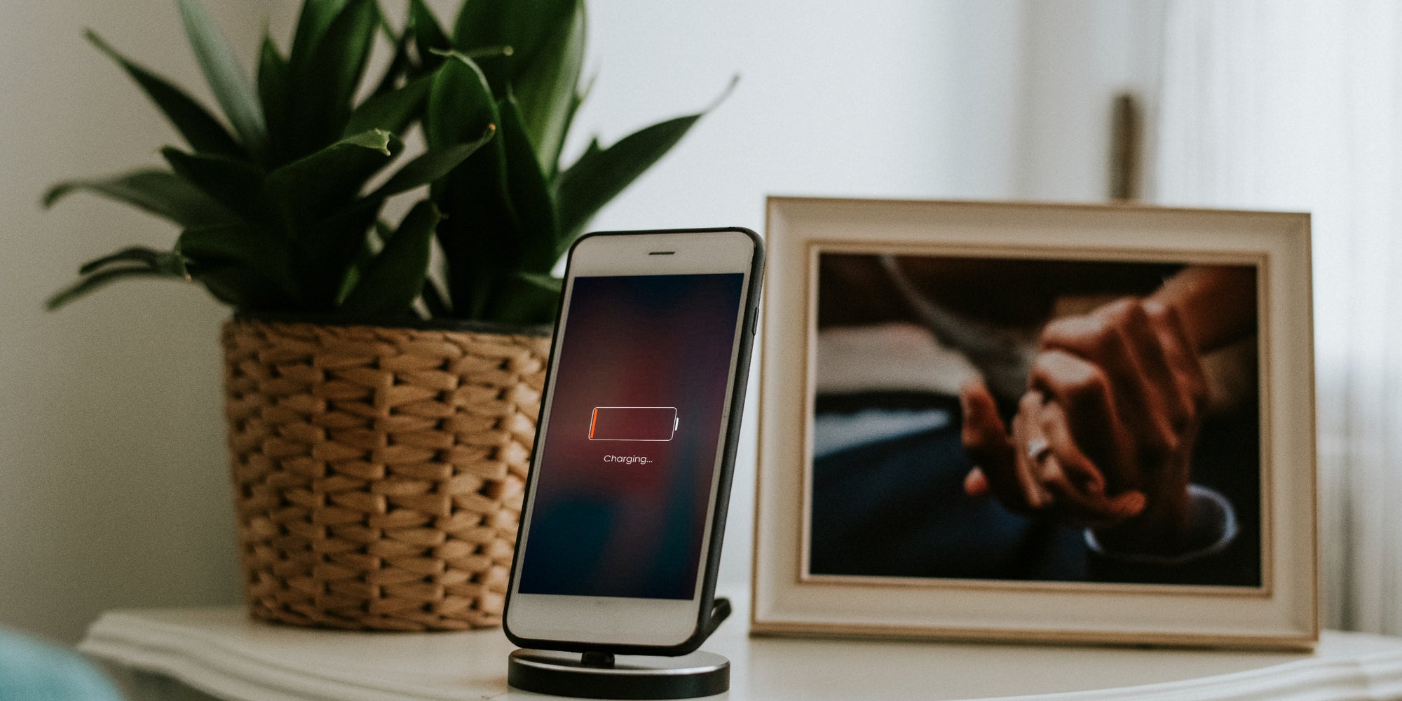 Pour éviter la batterie faible, vaut mieux miser sur une solution de charge sans fil.