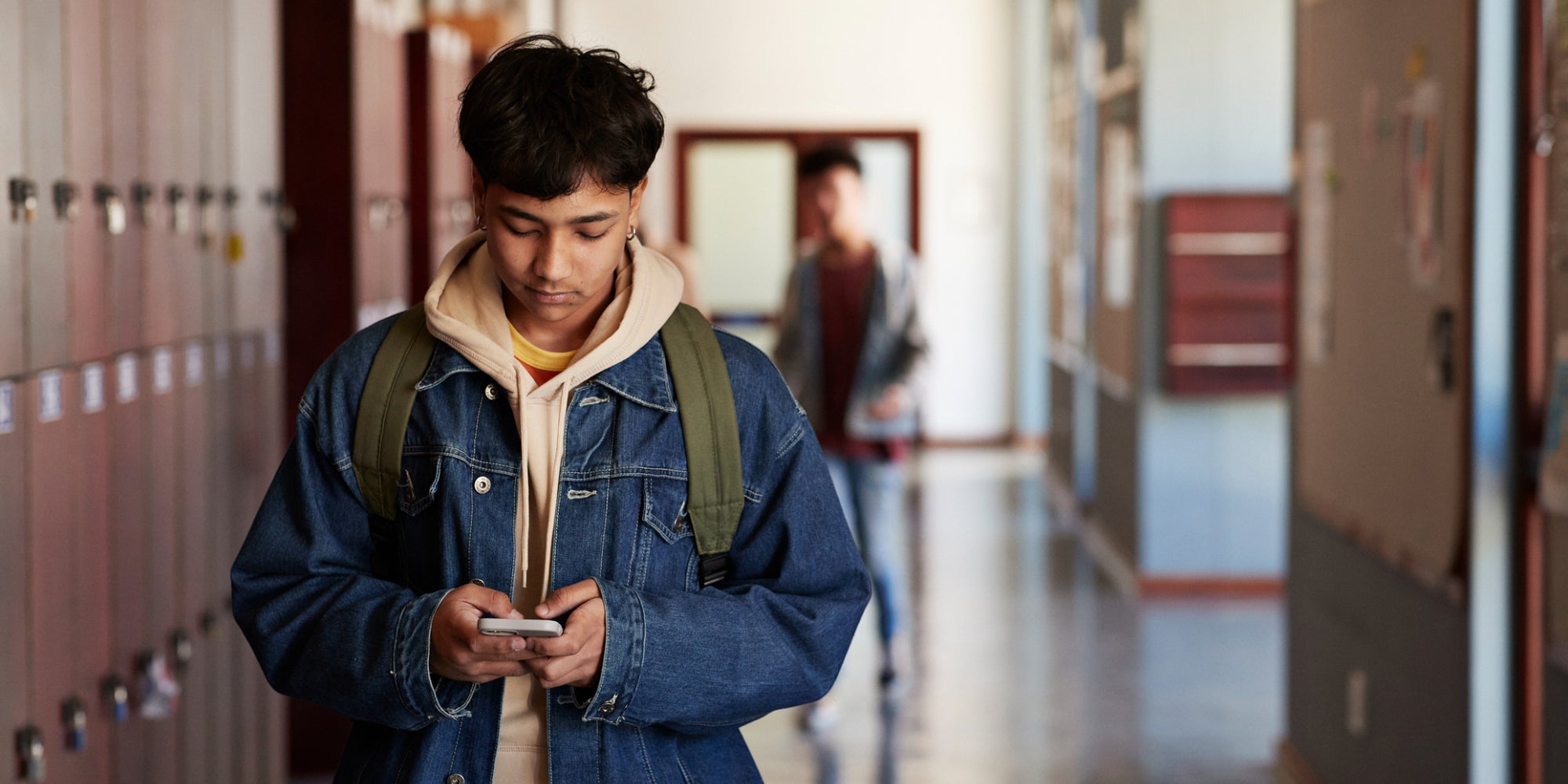 Le ministère de l'Éducation nationale compte aller plus loin pour éloigner les collégiens de leur smartphone.