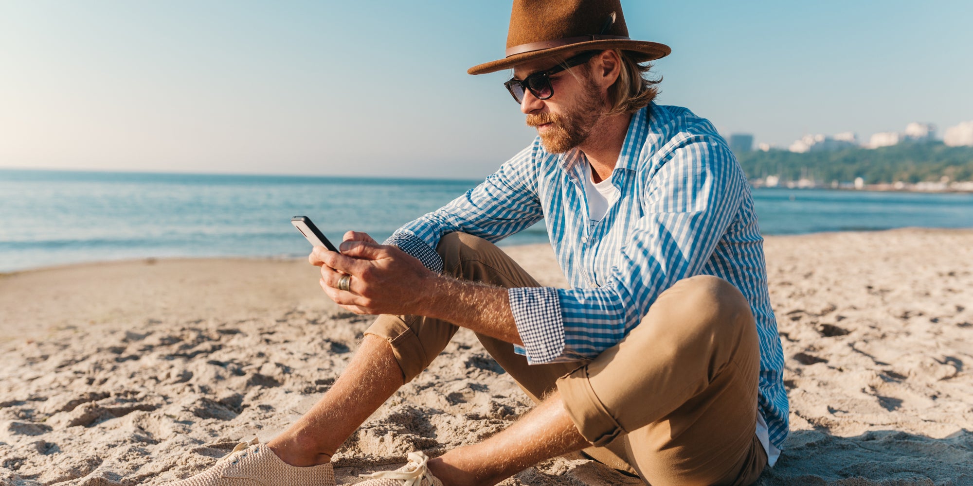 Comment se prémunir des risques encourus lorsque l'on utilise son smartphone à la plage ?