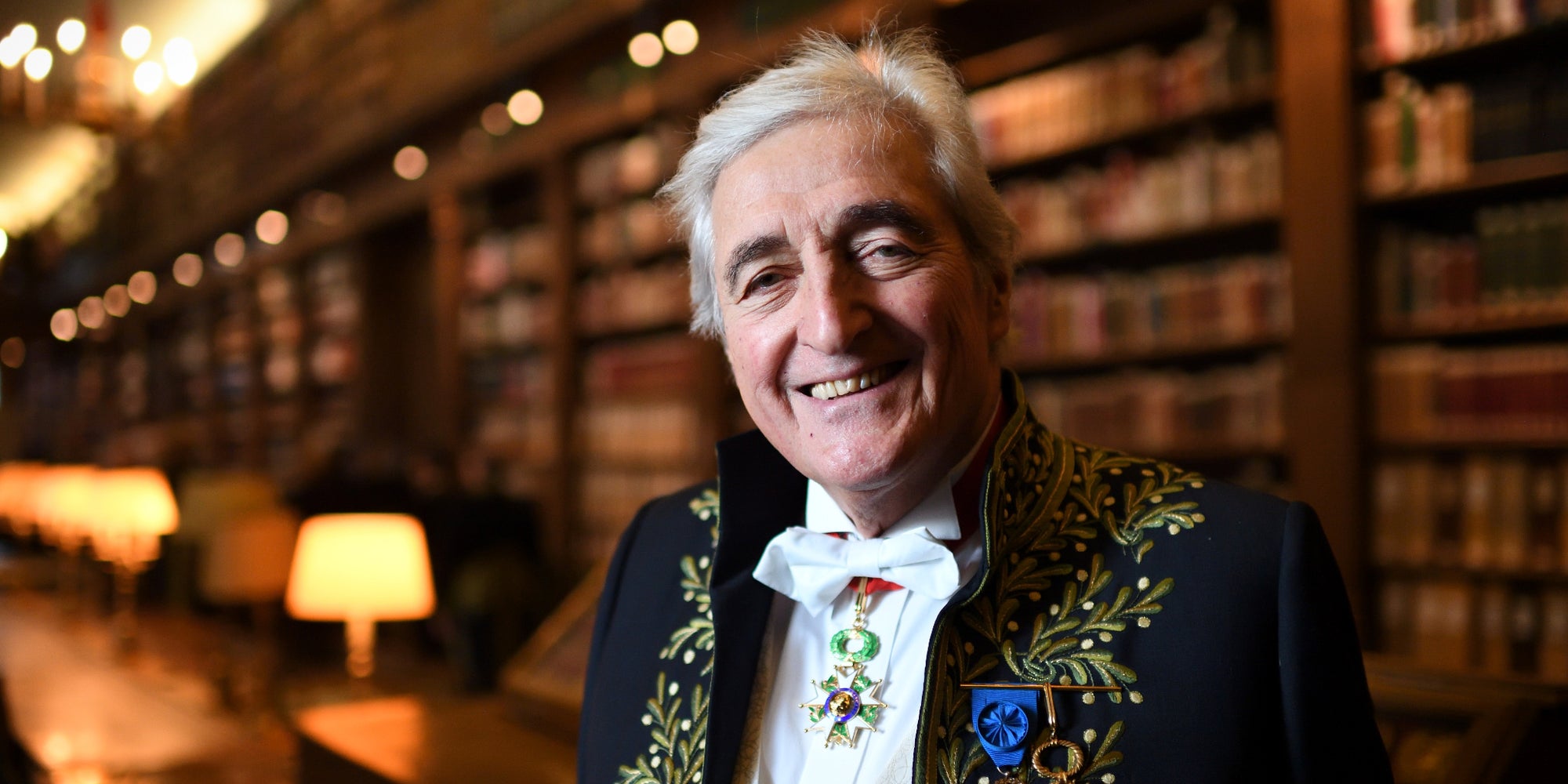 Jean-Loup Dabadie au sein de la bibliothèque de l'Académie Française, le 1er décembre 2016 à Paris