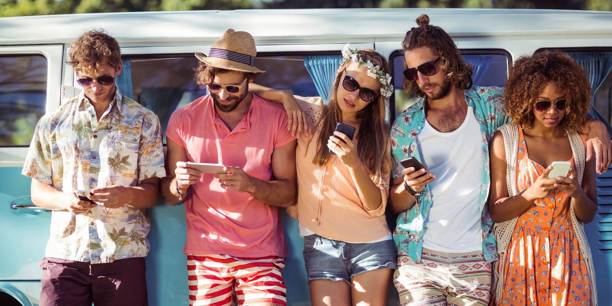Une bande d'amis en pleine interaction sociale pendant les vacances
