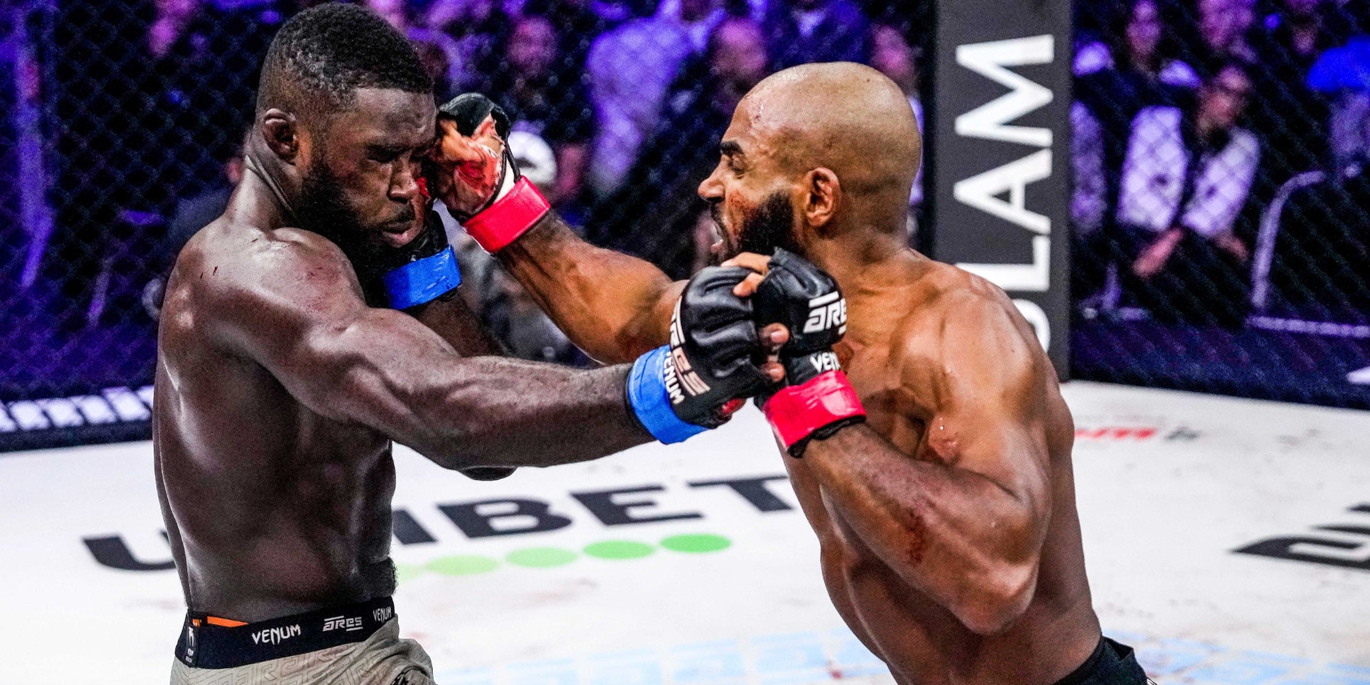 Vincent Del Guerra (gants rouges) contre Jordan Zebo (gants bleus), lors de l'événement ARES 27 au Palais des Sports, le 23 novembre 2024 à Marseille, France.