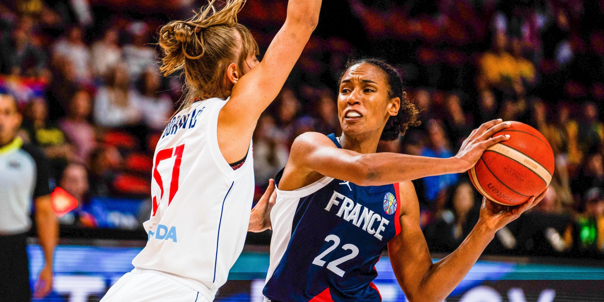 Marième Badiane face à Mina Djordjevic lors du match de poules France - Serbie en Coupe du monde de basket féminin, à Sydney, le 27 septembre 2022.