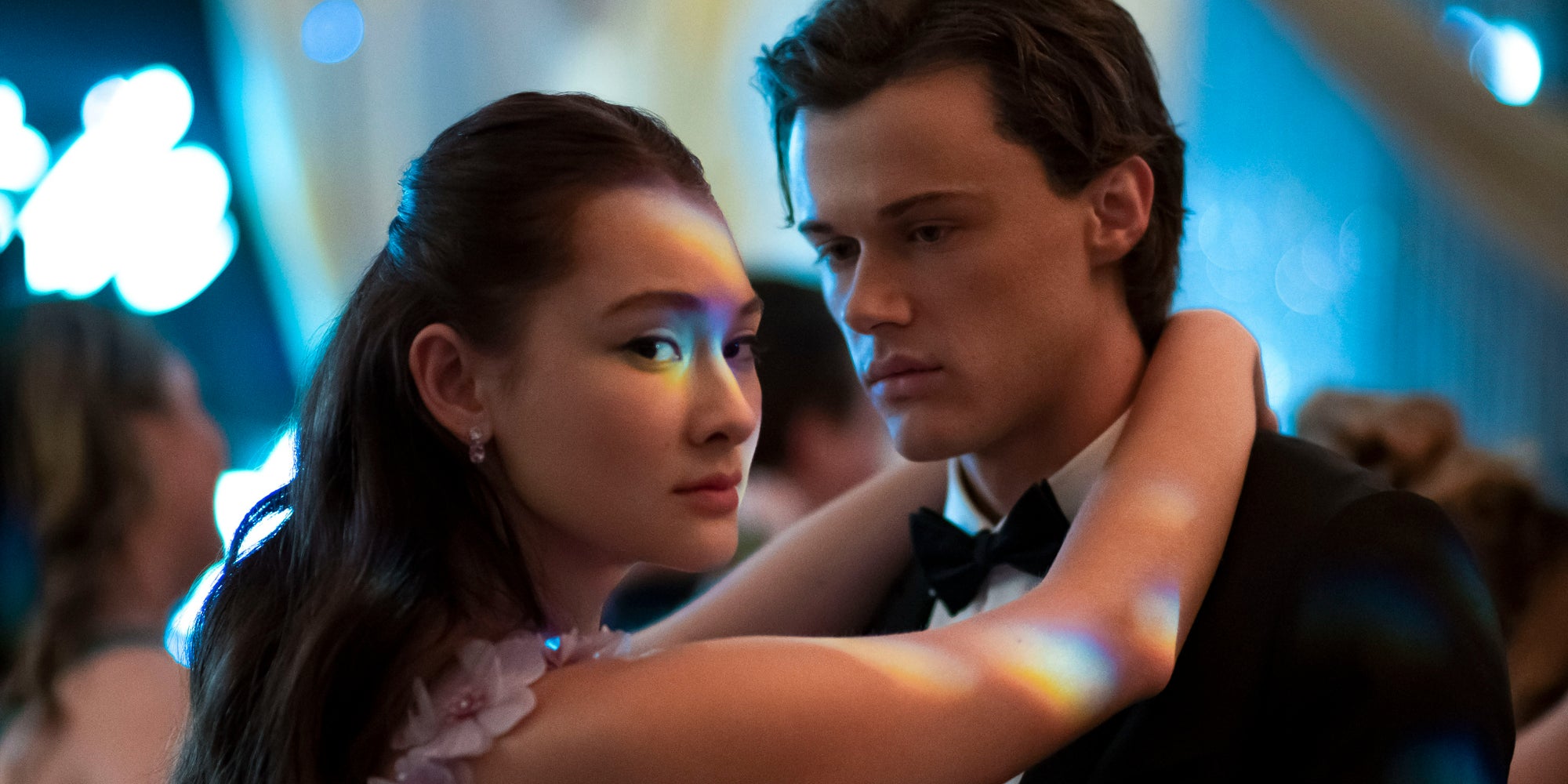 Lola Tung (Belly) et Christopher Briney (Conrad) dans la saison 2 de "L'été où je suis devenue jolie"