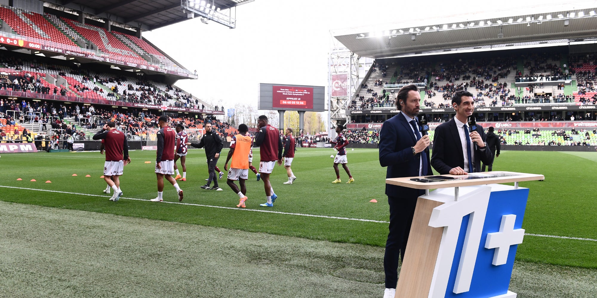 Timothée Maymon et Felipe Saad de la chaine LIGUE 1+ lors du match de Ligue 1 Metz-Nantes au stade Saint-Symphorien, le 5 avril 2026.