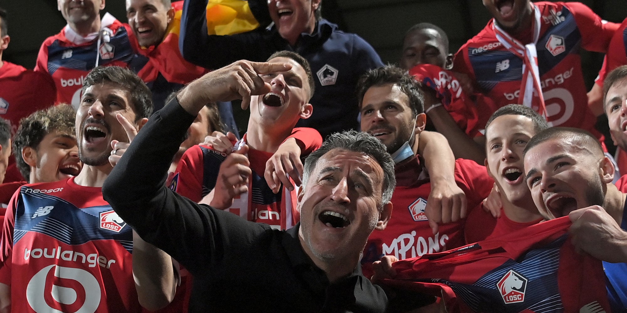 Les joueurs et le staff de Lille fêtent le titre de champion de France, le 23 mai 2021 à Angers