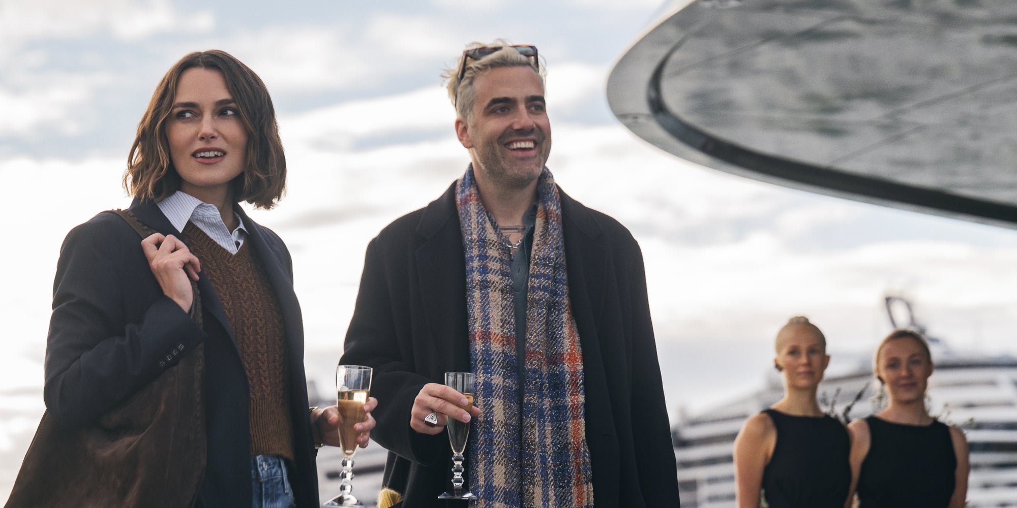 Keira Knightley incarne Lo aux côtés de Daniel Ings (Adam) dans le film "La Disparue de la cabine 10" sur Netflix. 
