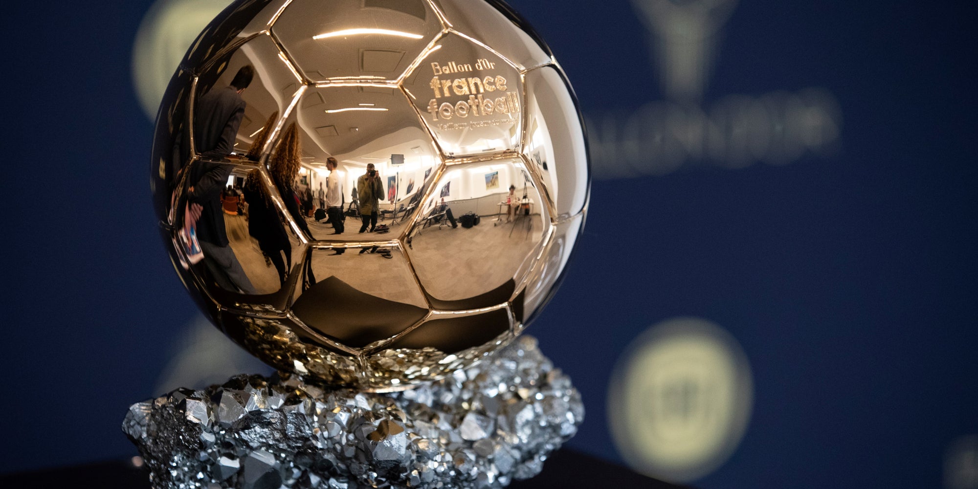 Le fameux trophée du Ballon d'Or présenté à Paris, le 19 septembre 2019.