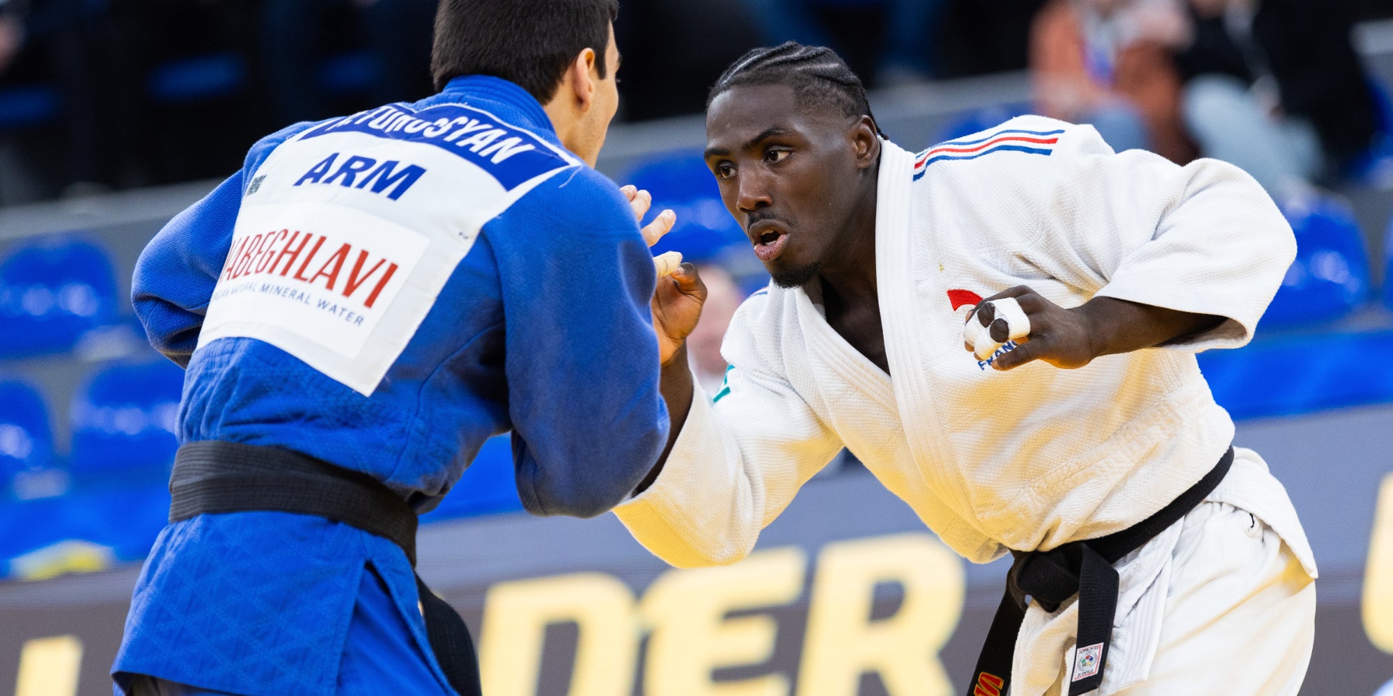 Le Français Gaba Joan-Benjamin face à l'Arménien Artak Torosyan aux championnats européens de judi à Tbilissi, en Géorgie, le 17 avril 2026. 