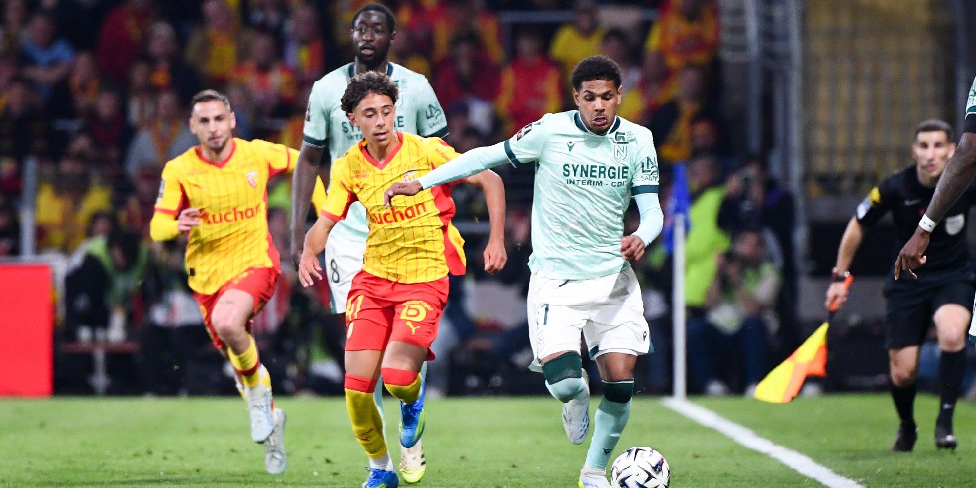 Mezian Mesloub, de Lens, et Dehmaine Tabibou, de Nantes, lors du match de Ligue 1 McDonald's opposant Lens à Nantes au Stade Bollaert-Delelis, le 8 mai 2026 à Lens.
