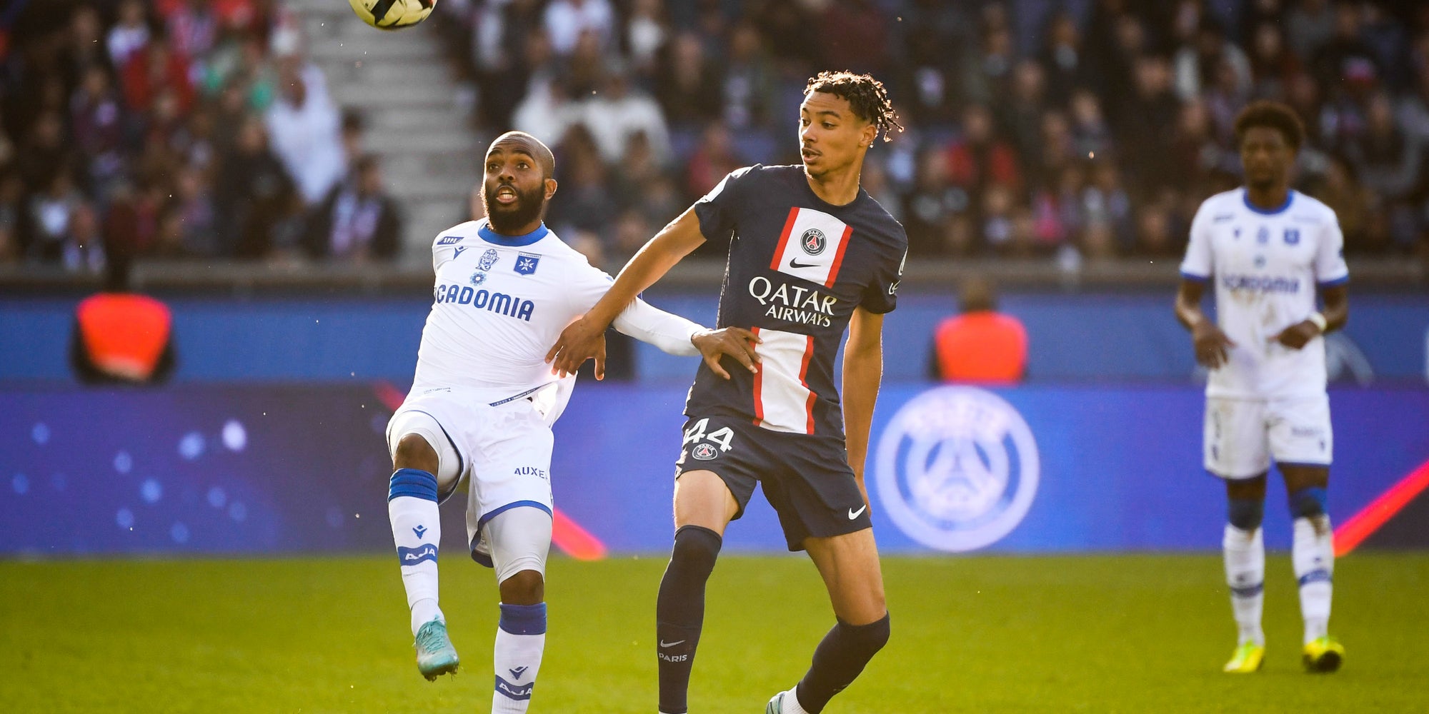 Hugo Ekitike et Youssouf M'Changama lors du match PSG - Auxerre au Parc des Princes le 13 novembre 2022