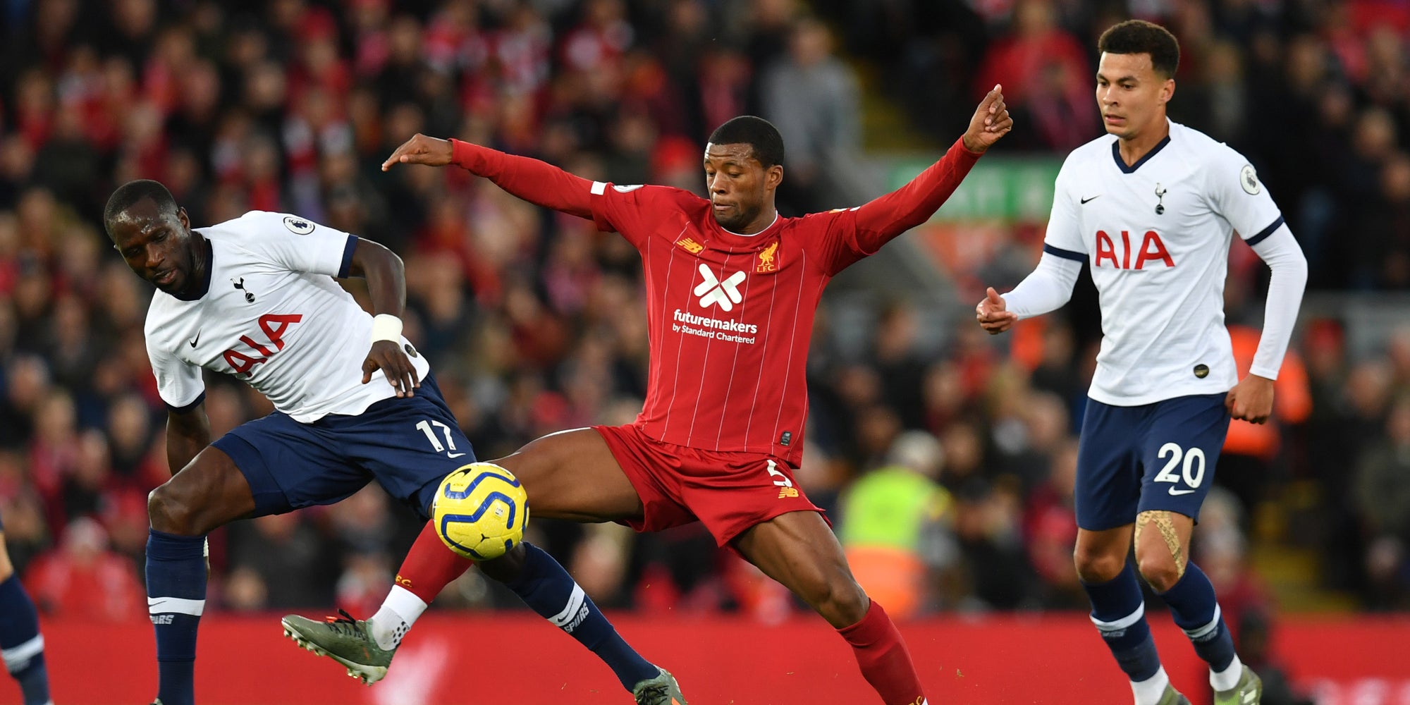 Wijnaldum de Liverpool face à Sissoko er Alli de Tottenham lors du match aller, le 27 octobre 2019 à Liverpool