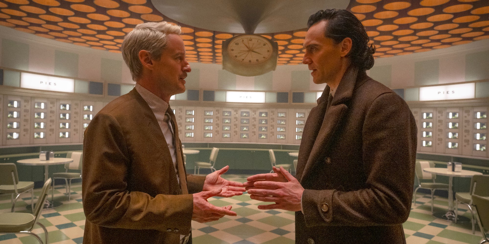 Mobius (Owen Wilson) et Loki (Tom Hiddleston) reprennent du service dans une saison 2 très, très, très attendue ! 