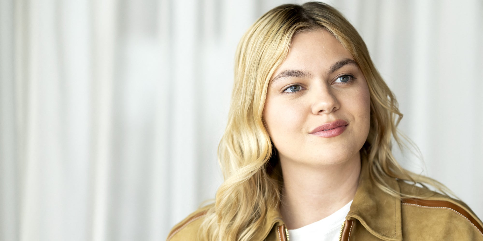 La chanteuse française Louane, en pleine préparation de l'Eurovision 2025, a fait une annonce surprenante.