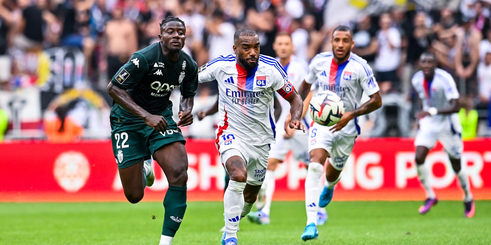 Alexandre Lacazette (OL) et Mohammed Salisu (AS Monaco) lors du match de Ligue 1 MCDonald's entre Lyon et Monaco au Groupama Stadium le 24 août 2024 à Lyon, France.