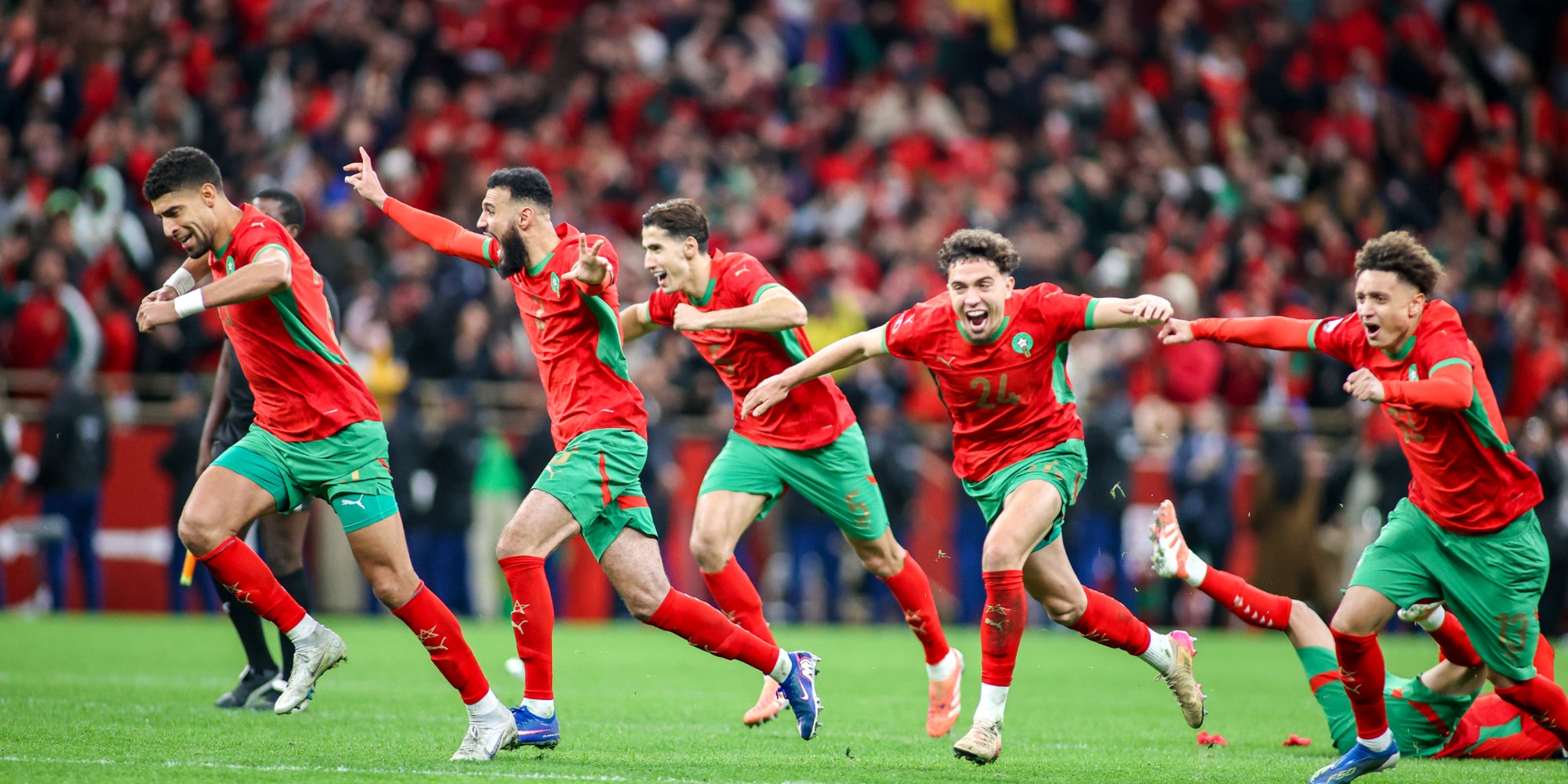 Les joueurs marocains célébrant leur qualification en finale après la séance de tirs au but face au Nigéria, le 14 janvier au Stade Prince Moulay Abdellah de Rabat.