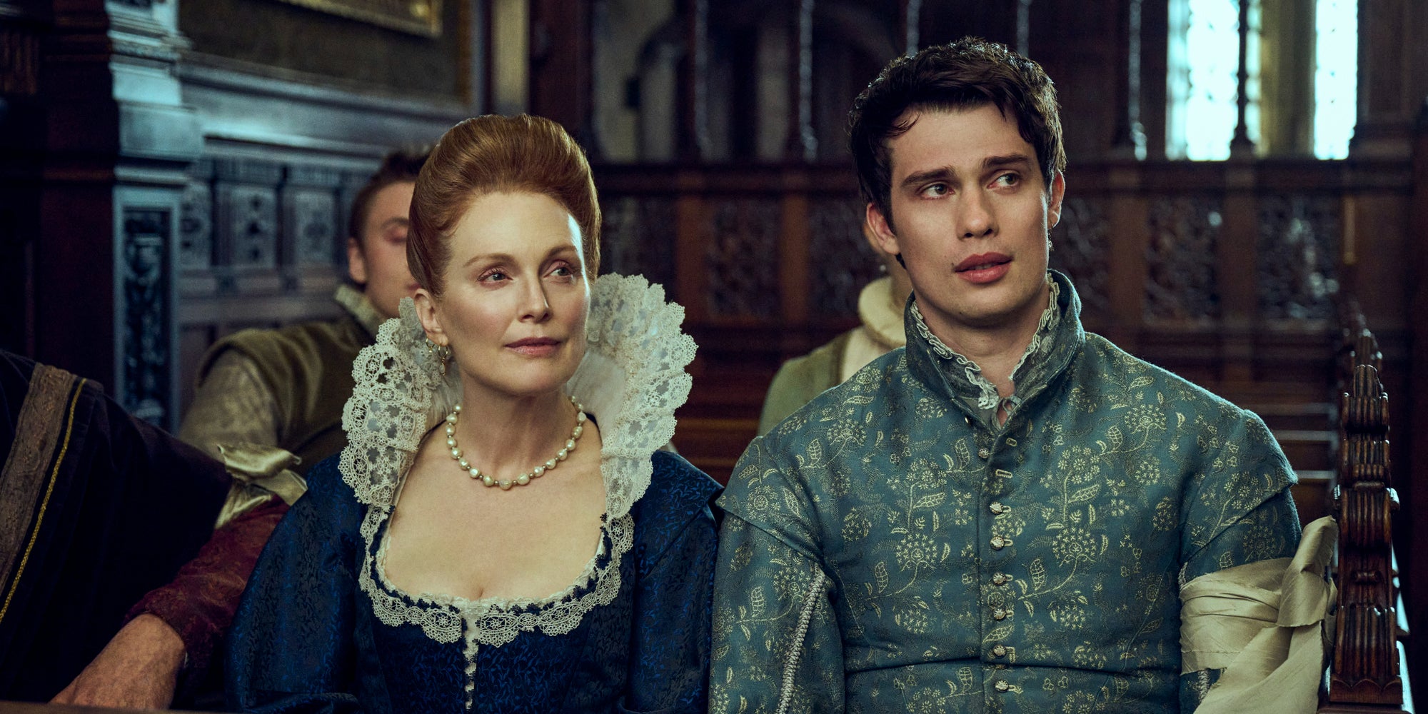 Julianne Moore et Nicholas Galitzine incarnent le duo mère-fils Villiers dans la série "Mary & George".