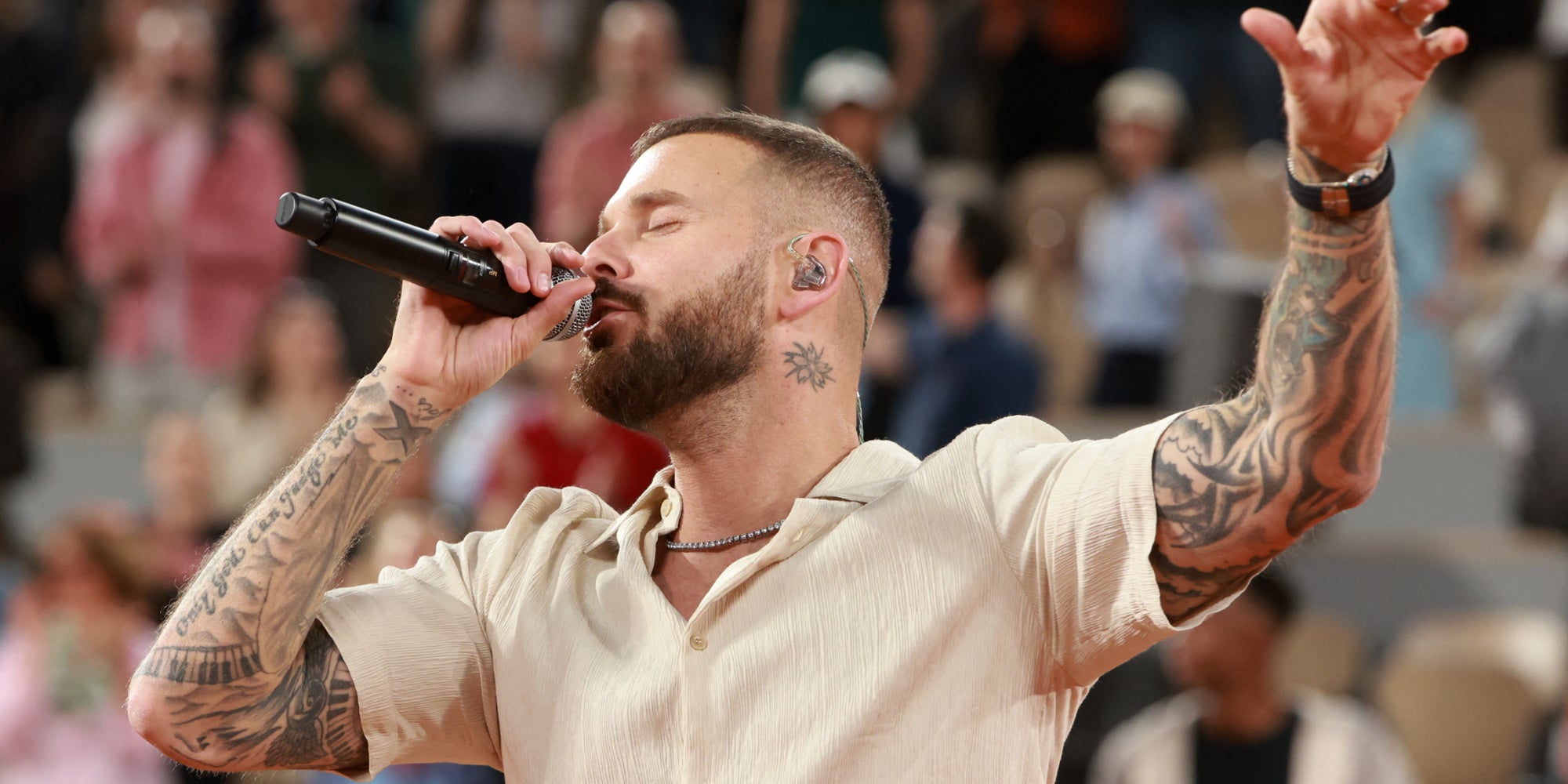 Matt Pokora se produit lors de la soirée spéciale "Gael and Friends" célébrant la carrière de Gael Monfils, le 21 mai 2026 au stade Roland-Garros à Paris, France.