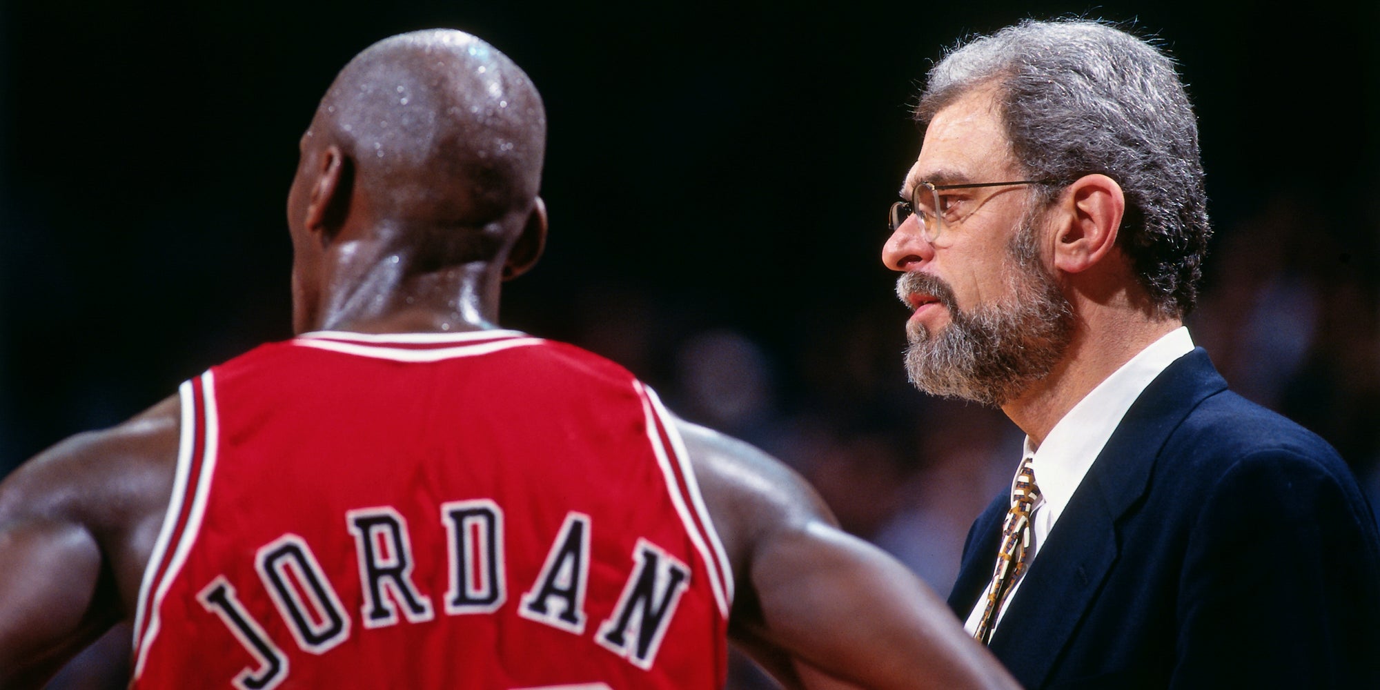 Michael Jordan et son entraîneur des Bulls, Phil Jackson, dans la série documentaire "The Last Dance" sur Netflix.