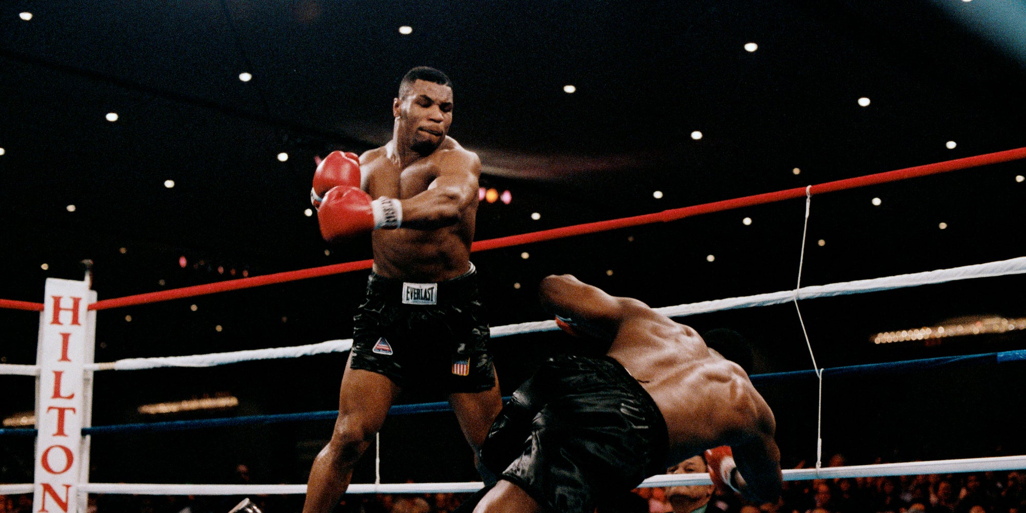 Mike Tyson (à gauche) met KO le champion Trevor Berbick le 22 novembre 1986 à Las Vegas, devenant ainsi le plus jeune champion du monde des poids lourds de l’histoire. 