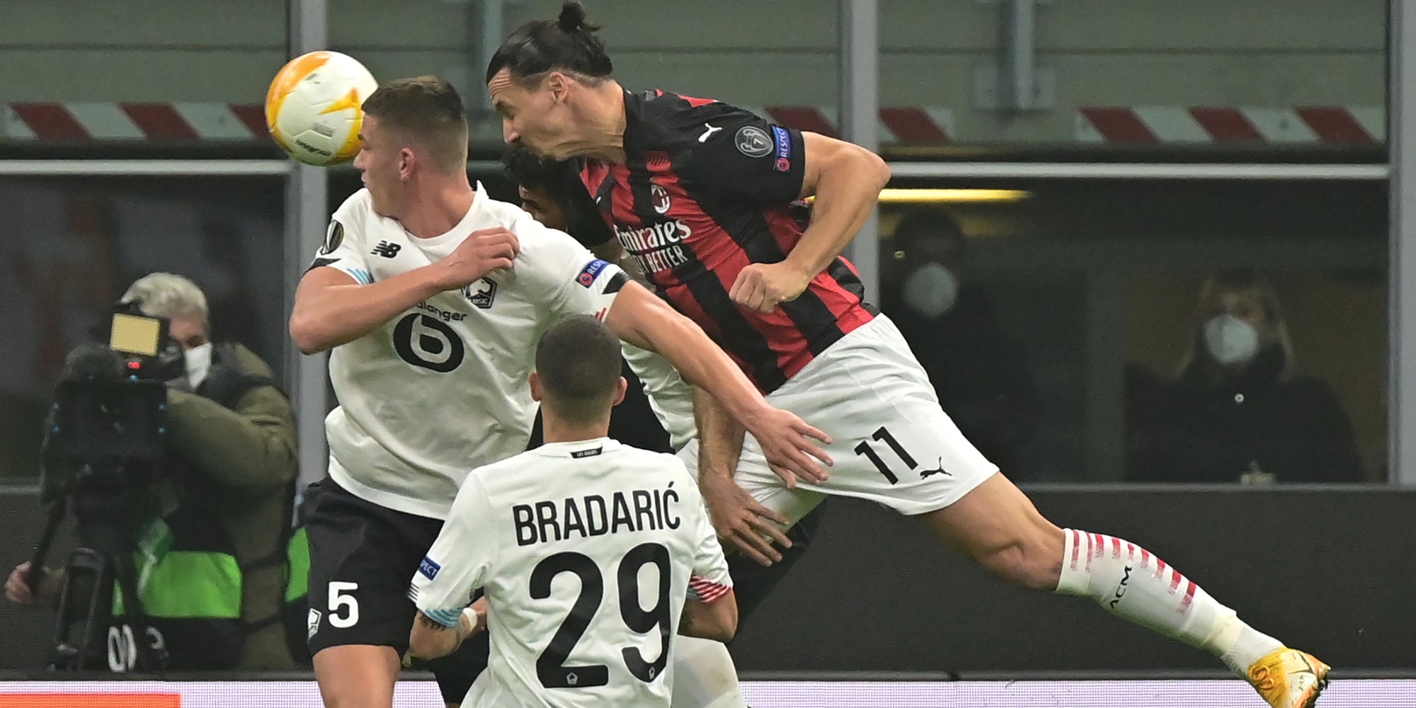 Zlatan au duel lors de Milan AC-Lille, le 5 novembre 2020 au stade San Siro, Milan