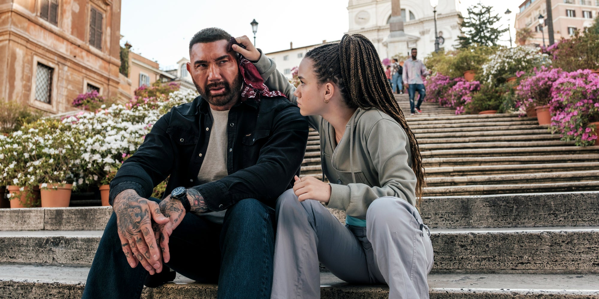 Dave Bautista (JJ) et Chloe Coleman (Sophie) dans le film "Mon Espion 2 : Mission Italie", prochainement sur Prime Video.
