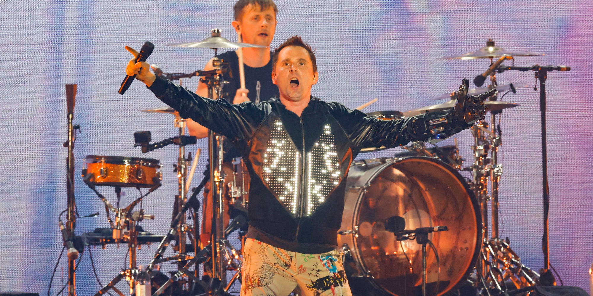 Dominic Howard et Matthew Bellamy sur scène lors de l'événement iHeartRadio ALTer EGO 2023 présenté par Capital One au Kia Forum, le 14 janvier 2023 à Inglewood, en Californie.