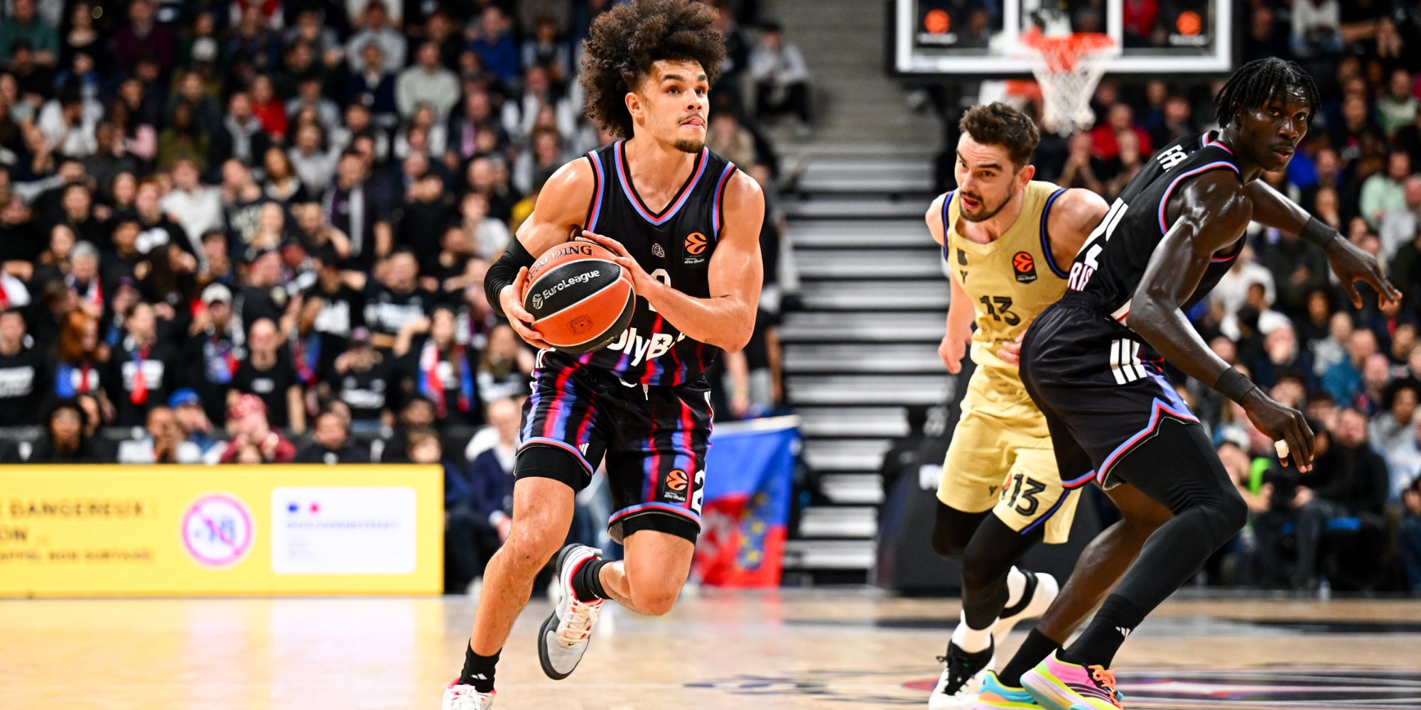 Nadir Hifi lors du match d'Euroligue entre Paris et Barcelone à l'Adidas Arena, le 16 décembre 2025 à Paris.