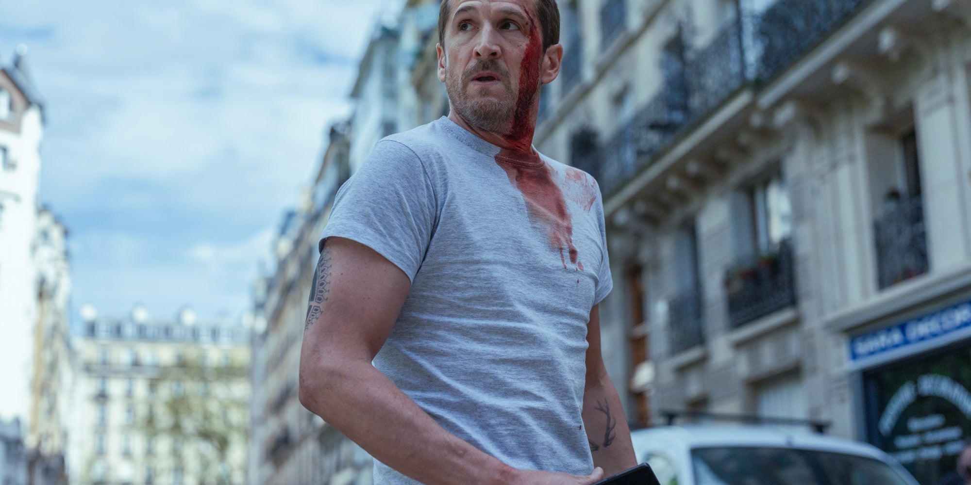 Guillaume Canet donne tout dans ce nouveau thriller d’action sur Netflix.