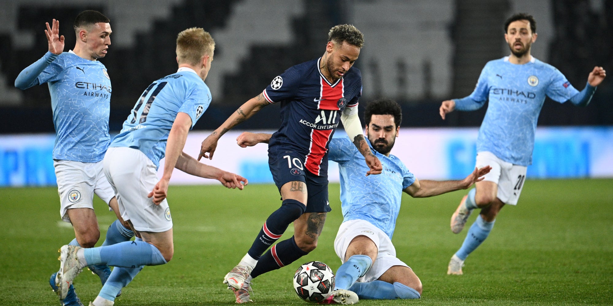 Neymar face aux joueurs de Manchester City lors de la demi-finale aller de la Ligue des Champions 2020-21, le 28 avril 2021 au Parc des Princes, Paris
