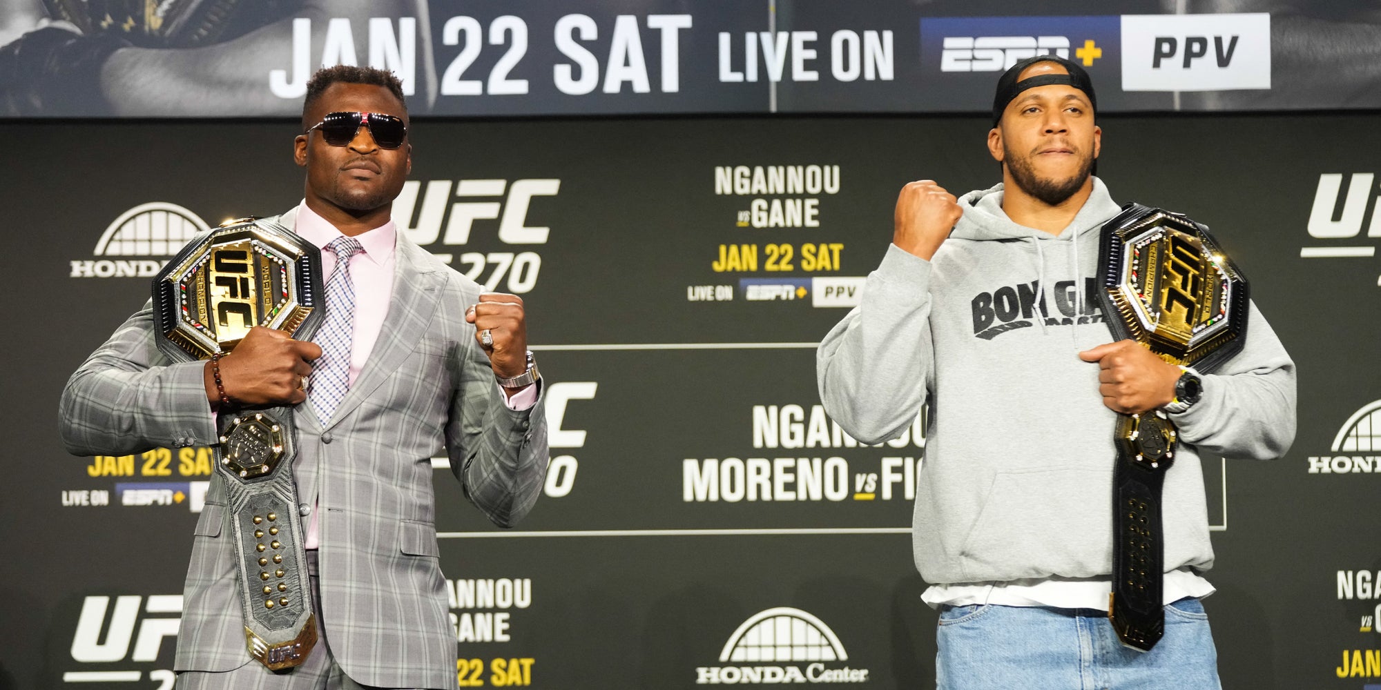 Francis Ngannou et Cyril Gane présentent leurs ceintures de champions (en titre et intérimaire) en conférence de presse à Anaheim, le 19 janvier 2022.