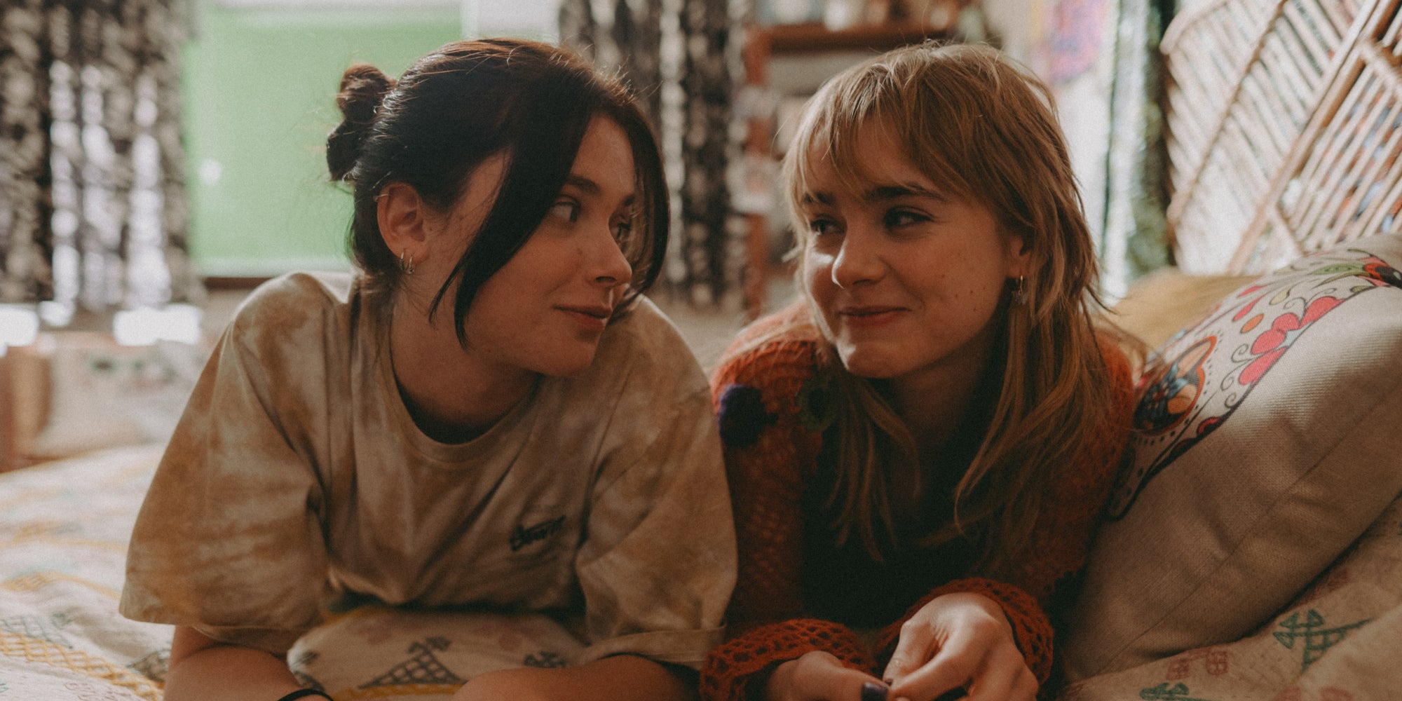 Nicole Wallace et Clara Galle incarnent respectivement Alma et Greta dans la nouvelle production espagnole Netflix, "Ni una más".