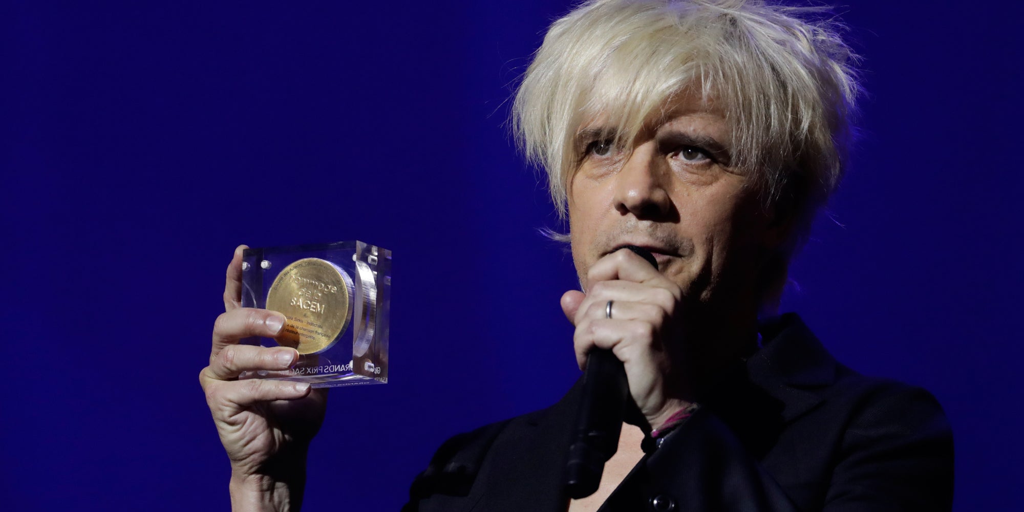 Nicola Sirkis, le chanteur d'Indochine, reçoit le Grand prix de la chanson française de la SACEM à Paris, le 10 décembre 2018
