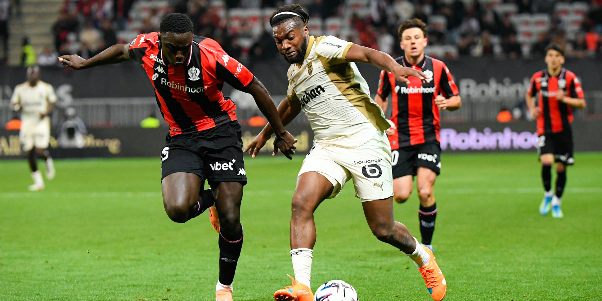 Antoine Mendy et Allan Saint-Maximin lors du match de Ligue 1 opposant l'OGC Nice au RC Lens à l'Allianz Riviera, le 2 mai 2026 à Nice.