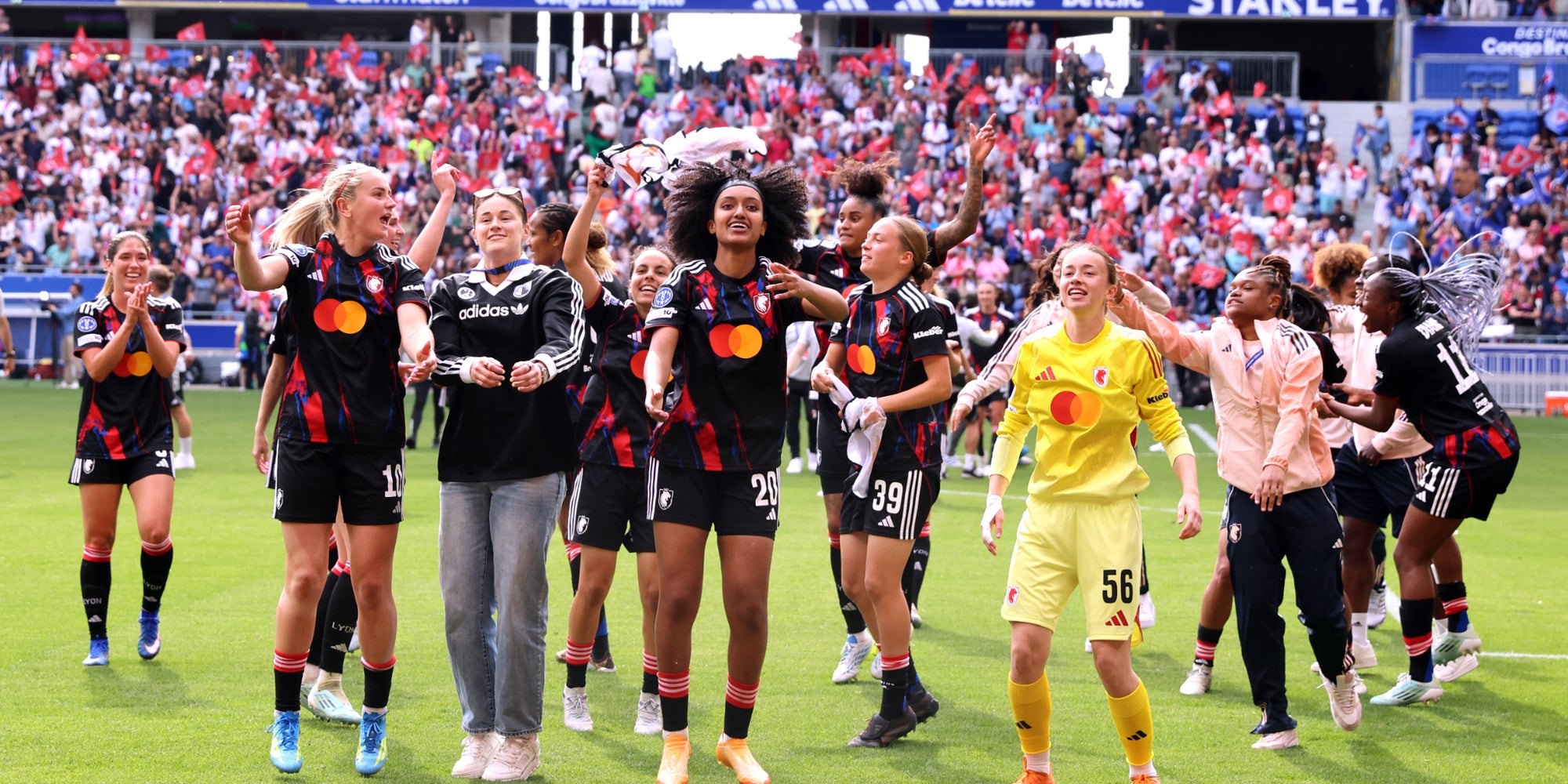 Les joueuses de l'OL Lyonnes après la demi-finale retour de Ligue des champions féminine contre Arsenal au Groupama Stadium, le 2 mai 2026.