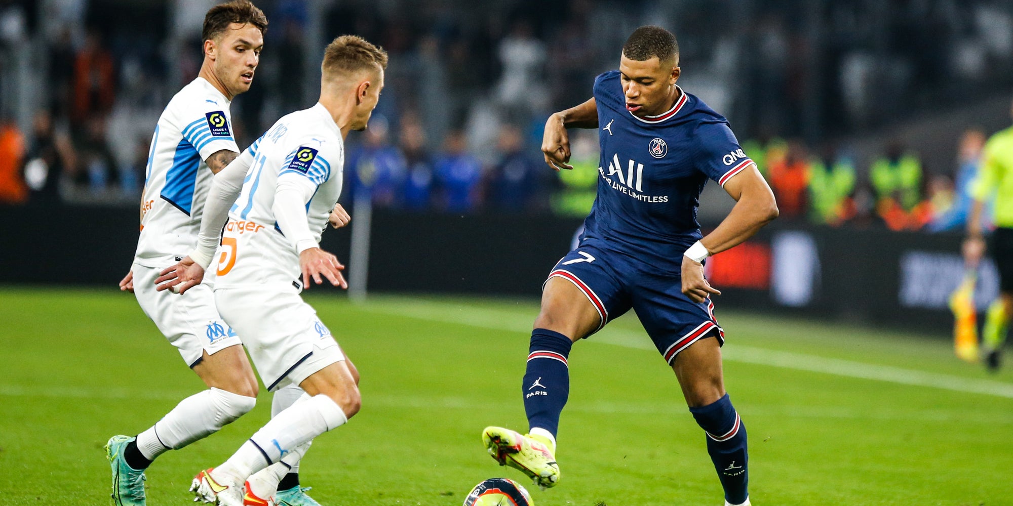 Les défenseurs de l'OM face à Mbappé lors du match aller en Ligue 1, le 24 octobre 2021 au stade Vélodrome, Marseille 