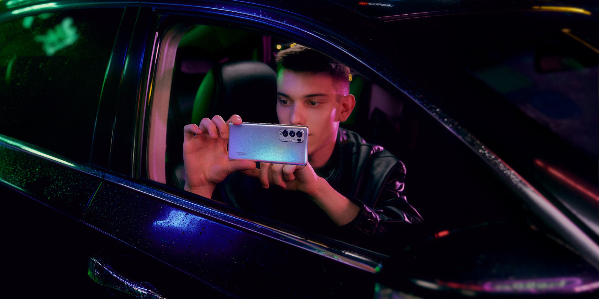 L'OPPO Find X3 Neo dans sa version argent galactique.