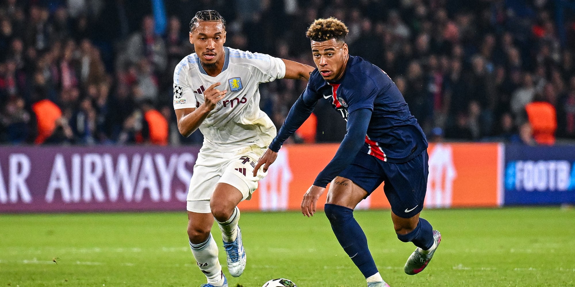Les deux internationaux français Boubacar Kamara (à gauche) et Désiré Doué (à droite) lors du match PSG-Aston Villa en Ligue des Champions.