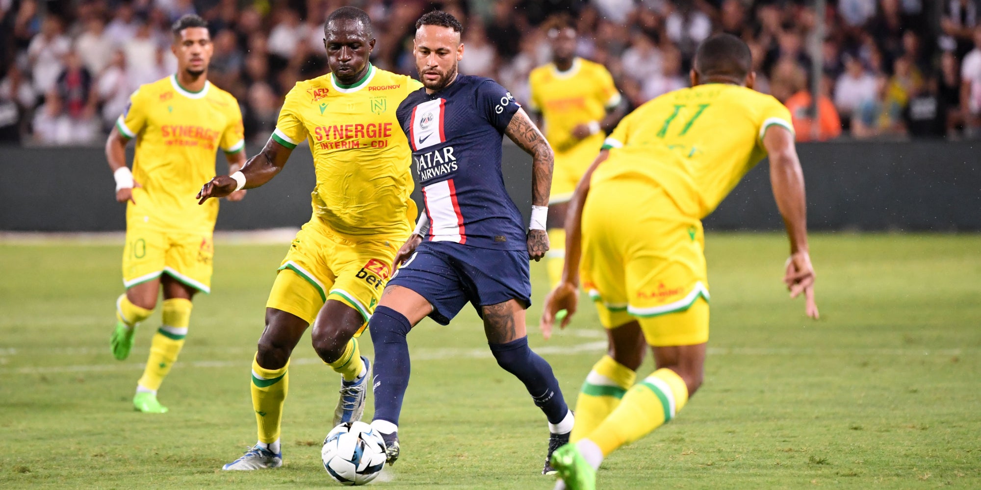 Neymar du PSG à la lutte avec les joueurs de Nantes lors du Trophée des Champions, le 31 juillet 2022 à Tel Aviv, Israël