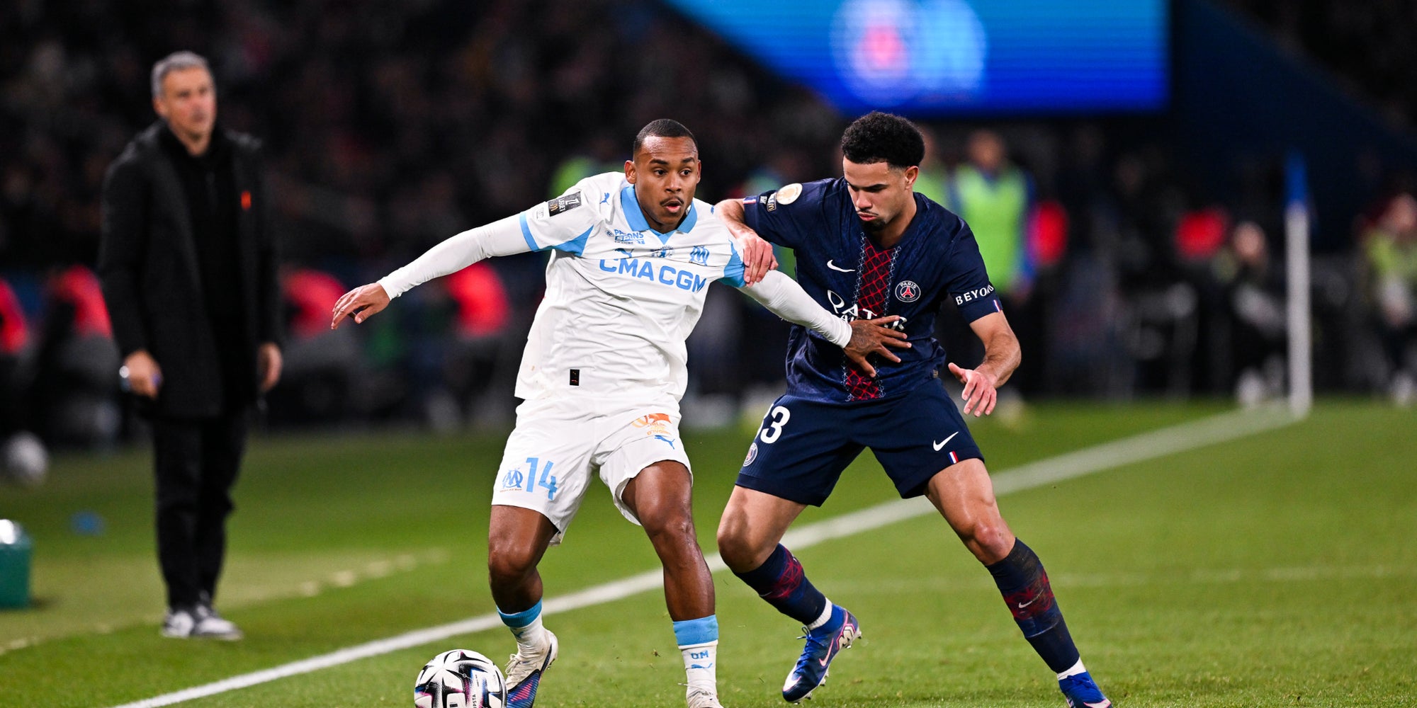 Igor Paixao et Warren Zaïre Emery lors du match PSG-OM en Ligue 1, le 8 février 2026.