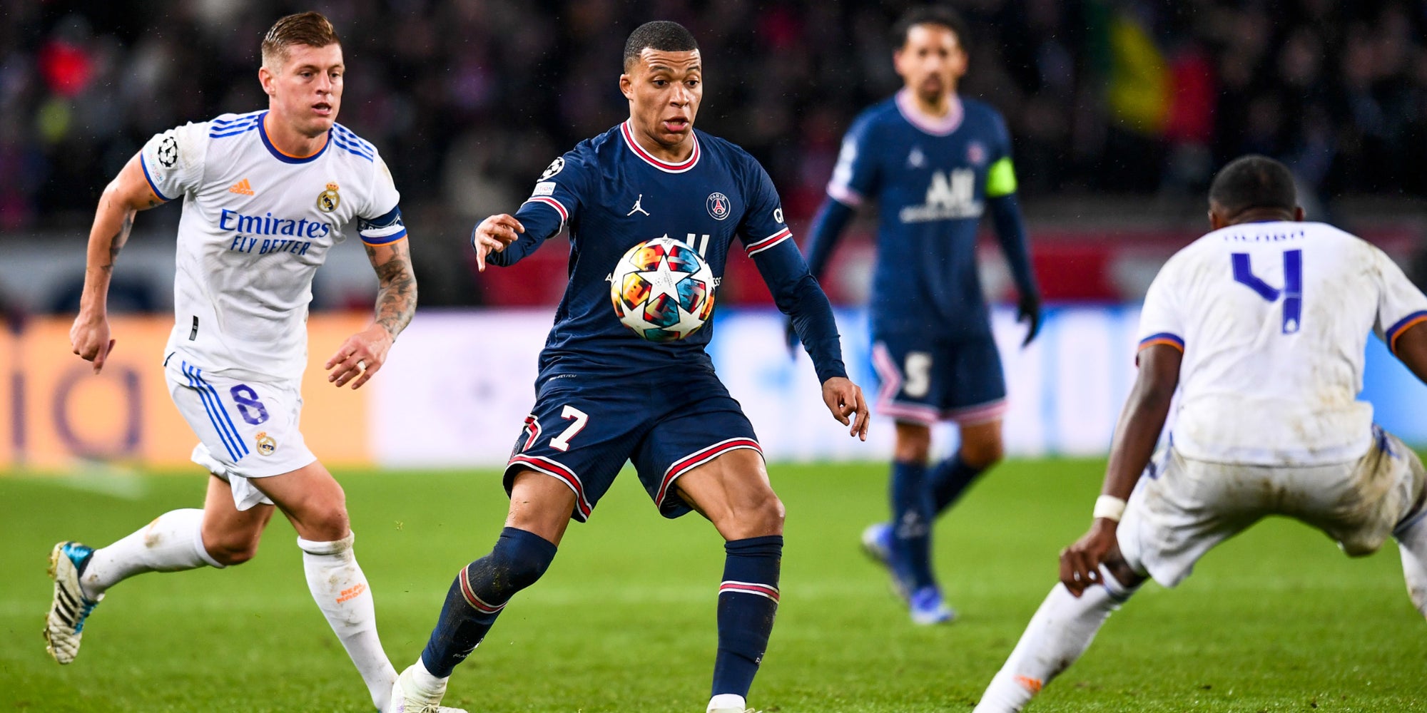 Mbappé contre Kroos et Alaba lors du match de Ligue des Champions PSG-Real Madrid, le 15 février 2022 au Parc des Princes, Paris