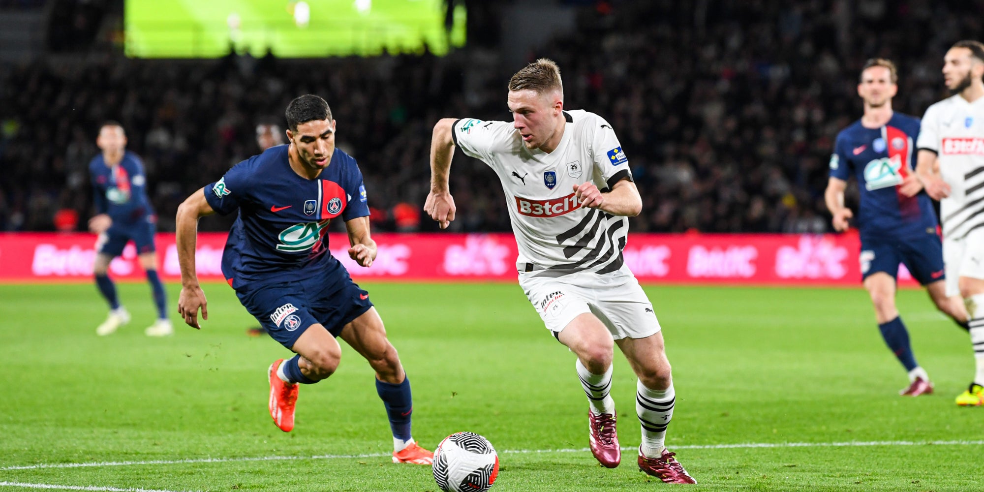 Adrien Truffert (Rennes) et Achraf Hakimi (PSG) lors du match entre Paris et Rennes au Parc des Princes le 3 avril 2024.